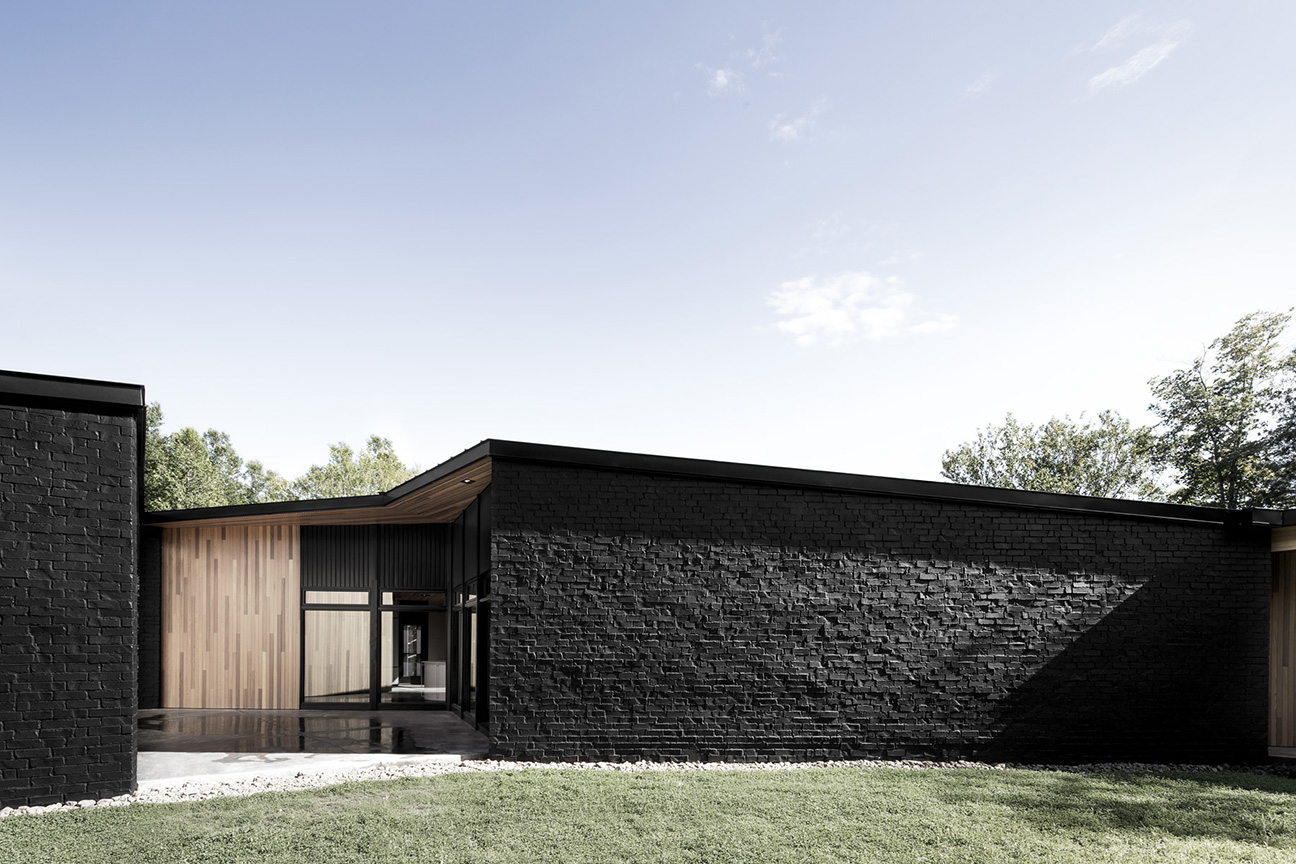 ecran alain carle architecte mix match materiaux espaces atypiques vue de l'exterieur contraste entre le bois clair et la brique peinte en noir