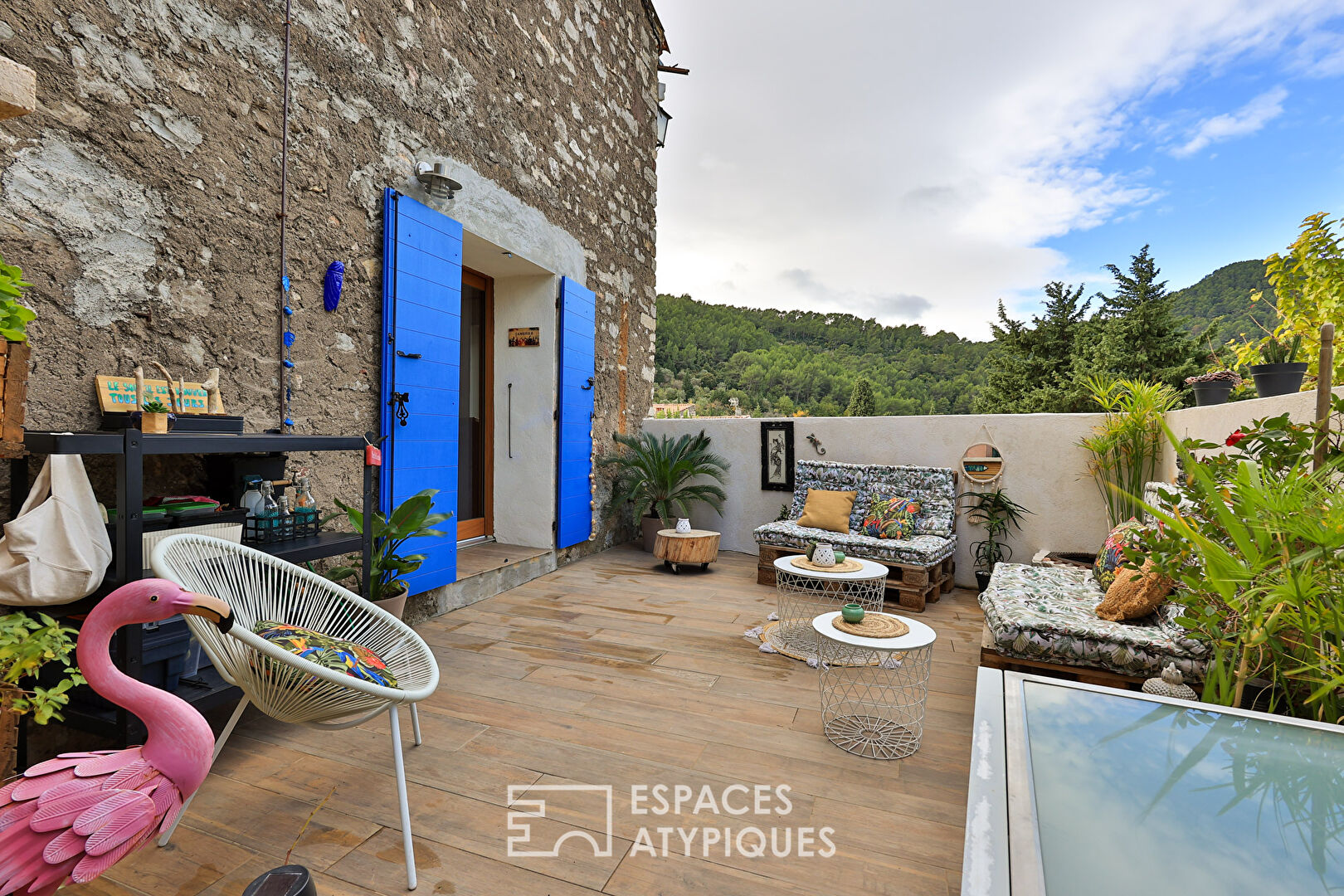 Bâtisse en pierre avec terrasse