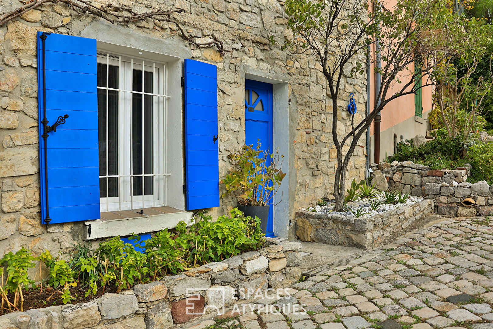 Bâtisse en pierre avec terrasse