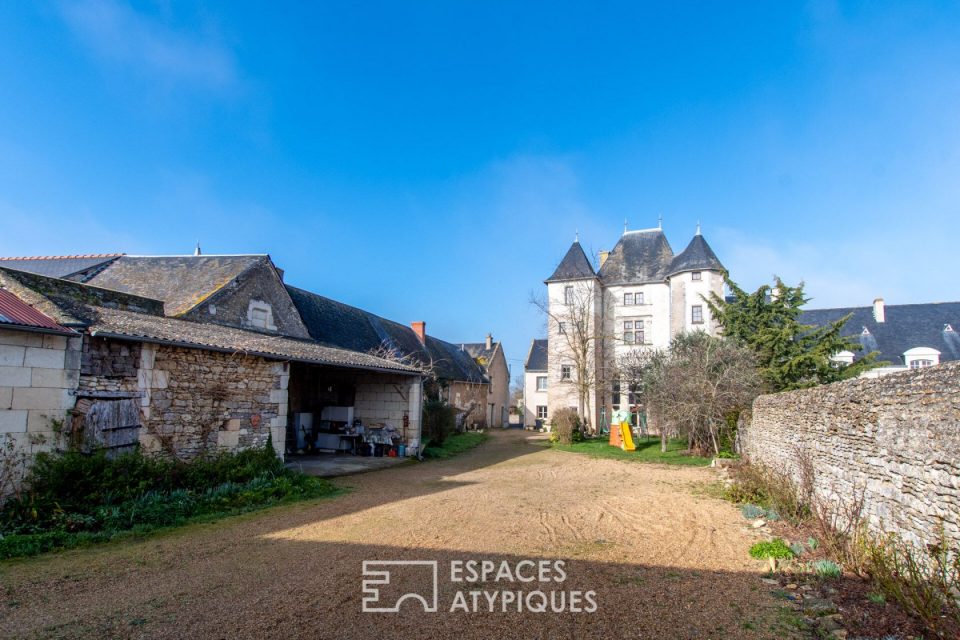 porte de chateau demeure à revisiter vue exterieure avec les dependances en premier plan et demeure en arrière plan