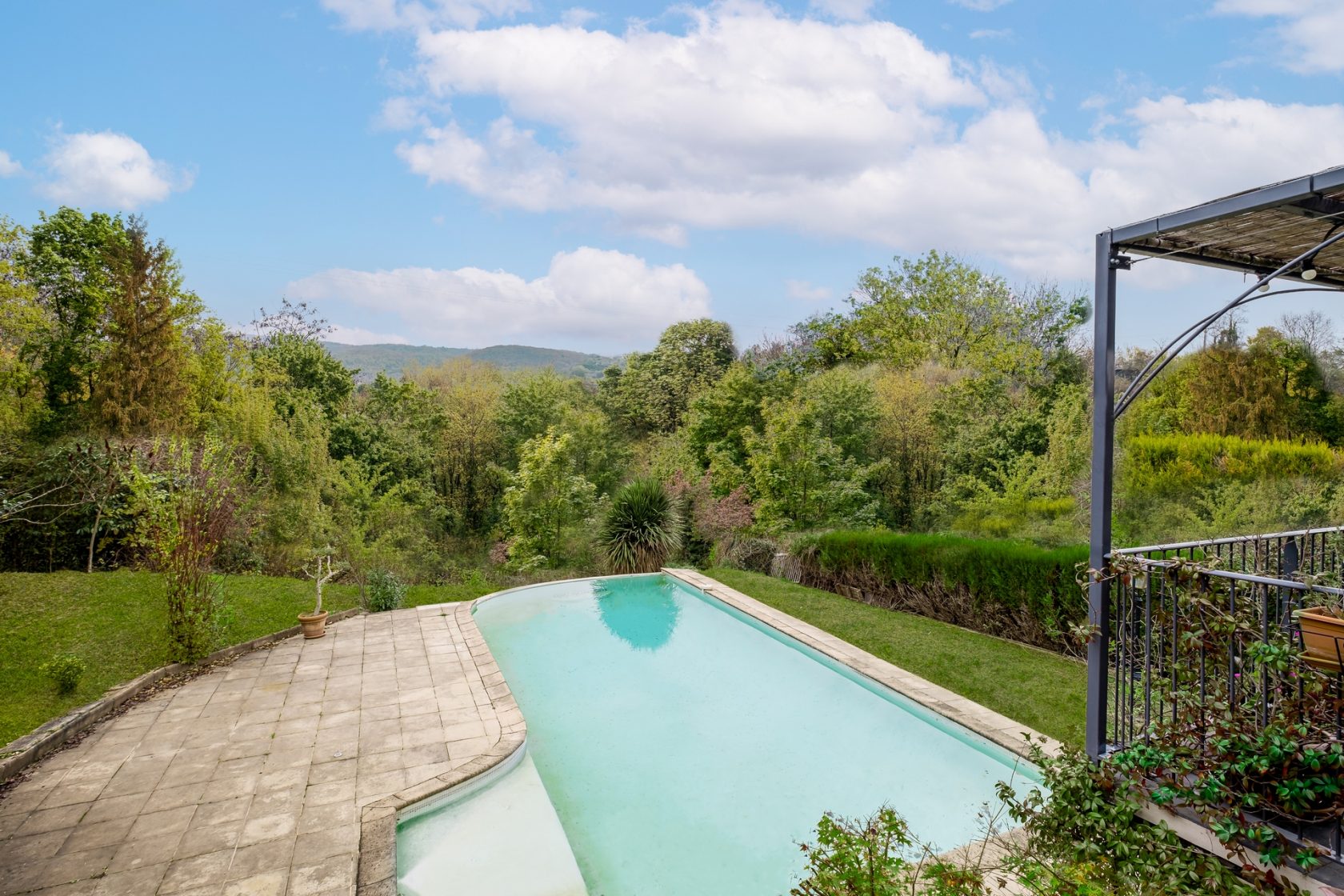 Maison rénovée avec vue et piscine