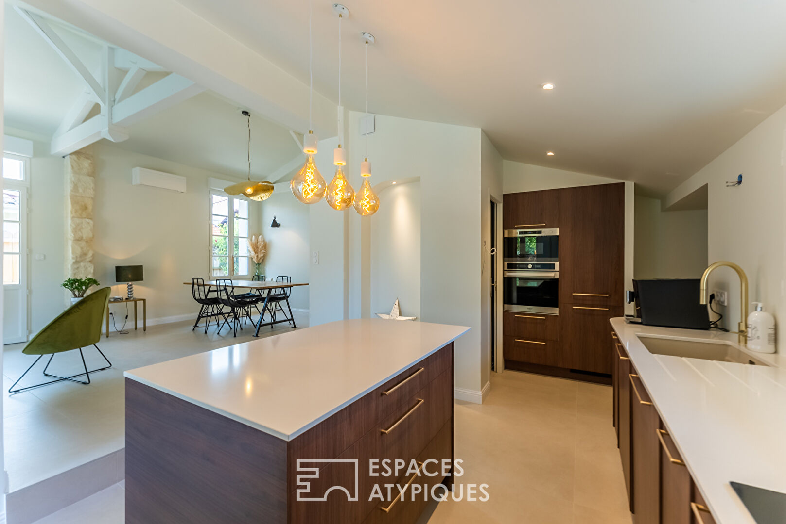 Superbe rénovation contemporaine avec piscine à la Hume
