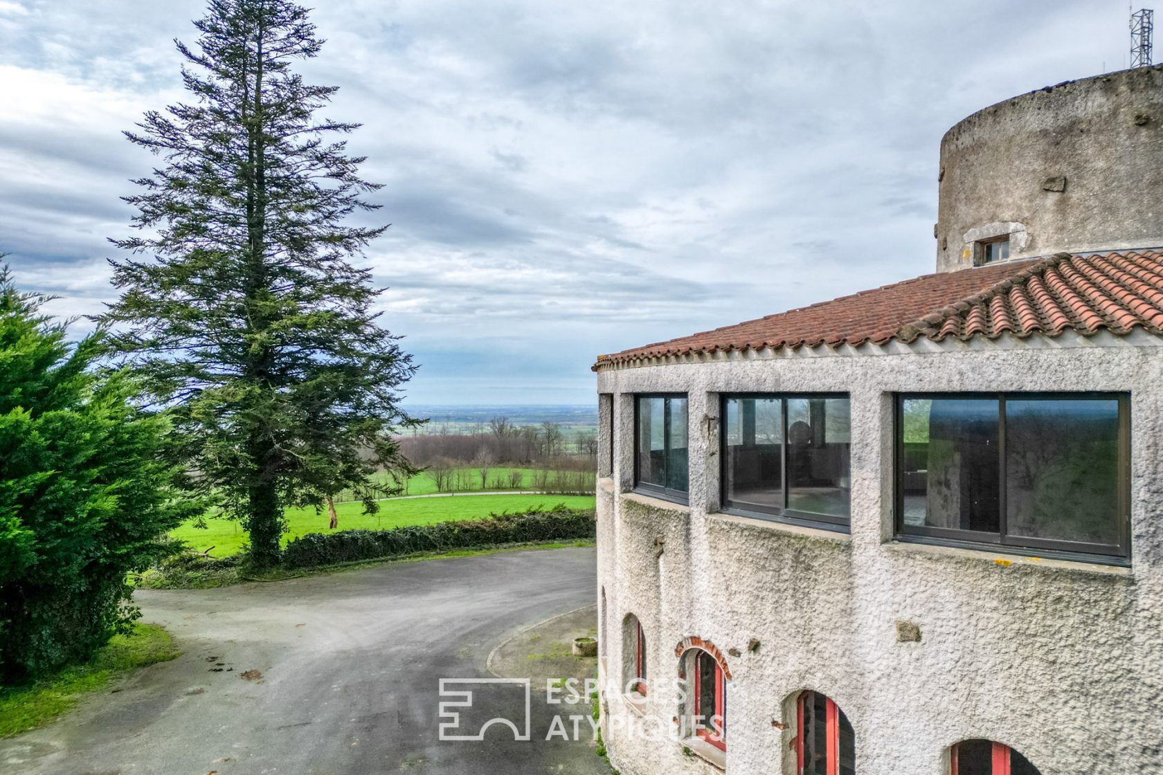 Domaine avec habitation et ancien moulin à la vue exceptionnelle