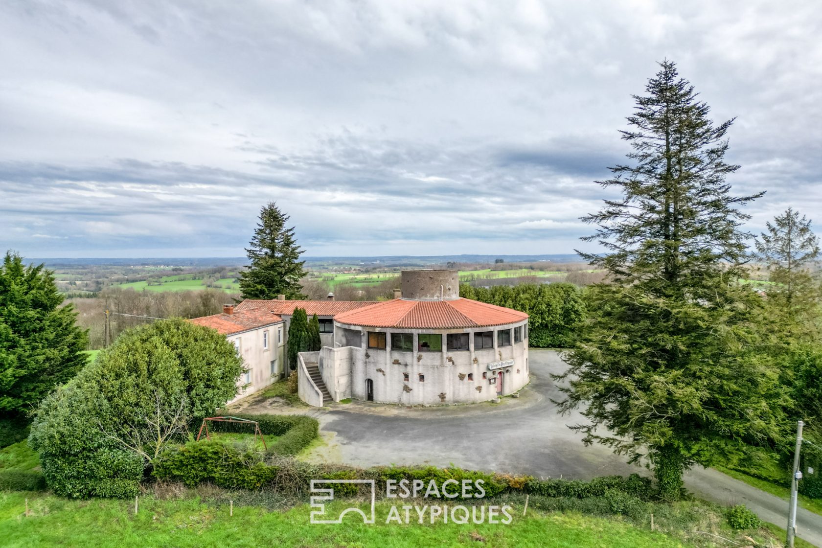 Domaine avec habitation et ancien moulin à la vue exceptionnelle