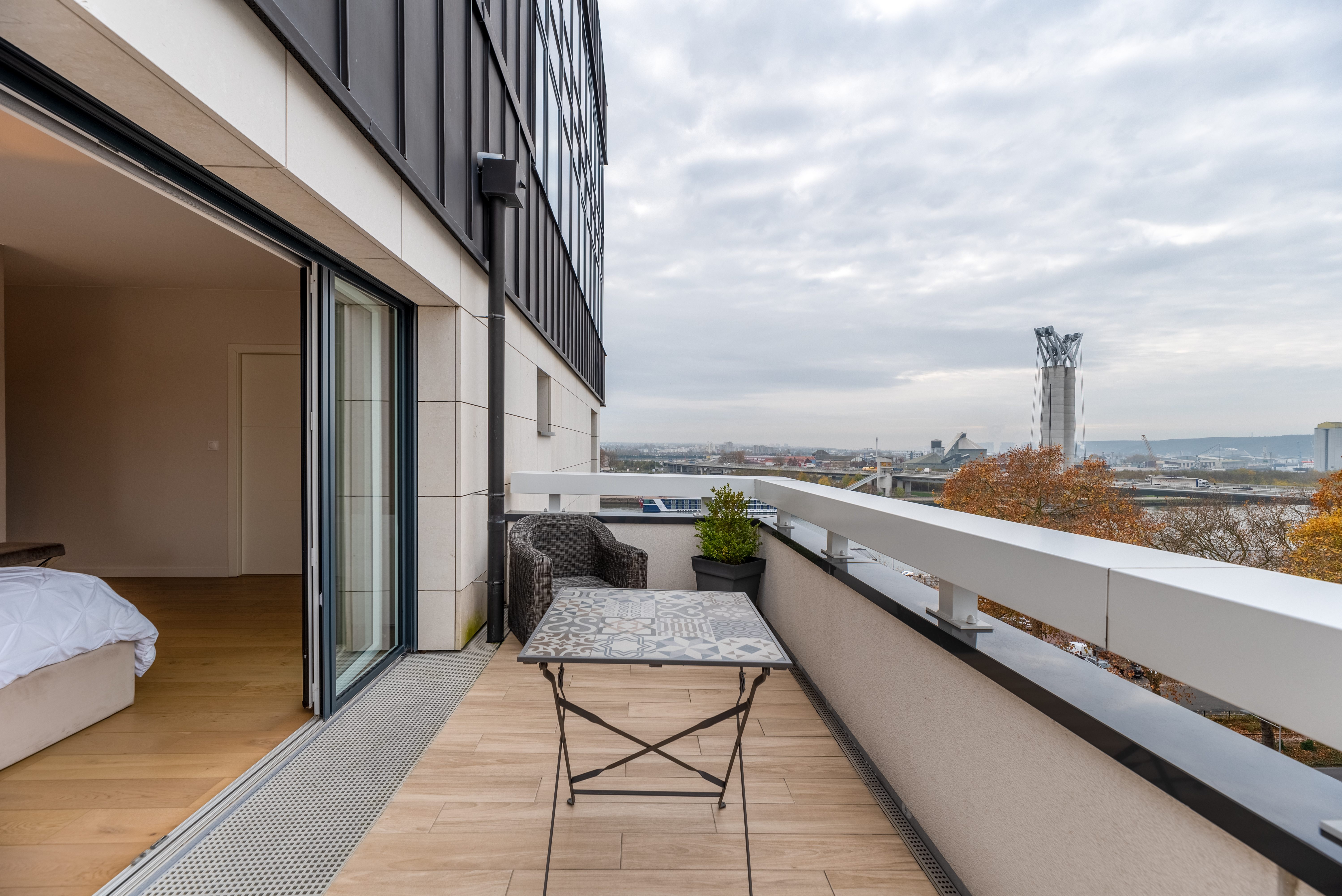 Contemporary apartment with panoramic view of the Seine