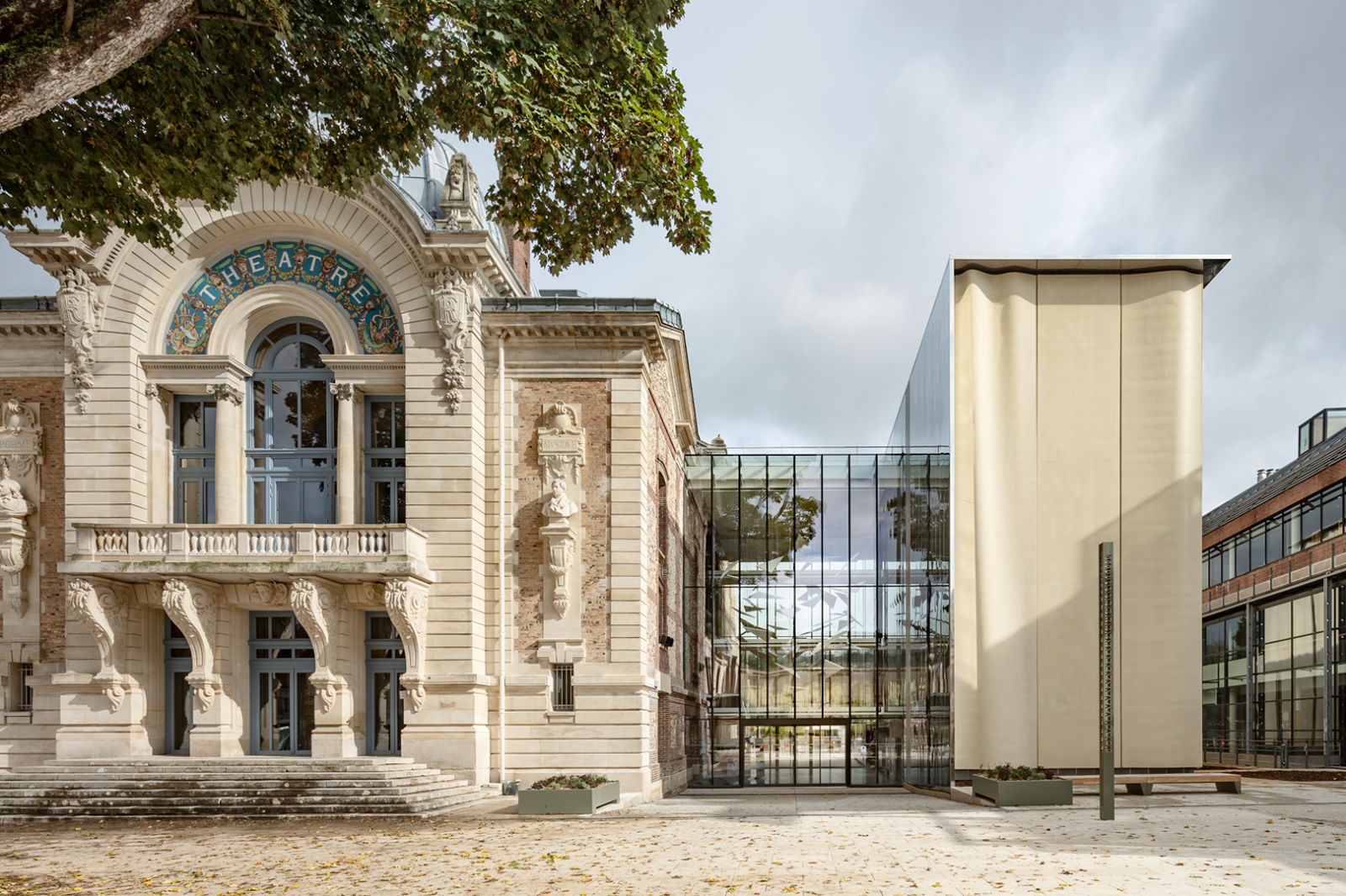 La façade du Théâtre d’Evreux, aussi appelé théâtre « Legendre », inauguré en 1903 et restauré en 2019 par l'agence OPUS 5 pris en photo par le photographe Luc Boegly.