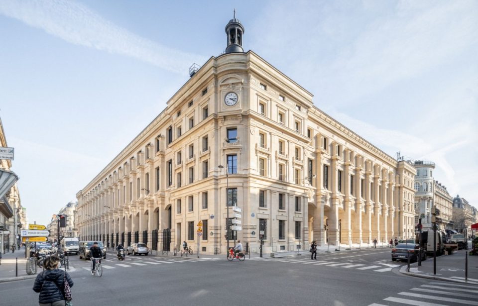 La façade de la Poste du Louvre à Paris, vue depuis le croisement rue du Louvre et rue Etienne Marcel.