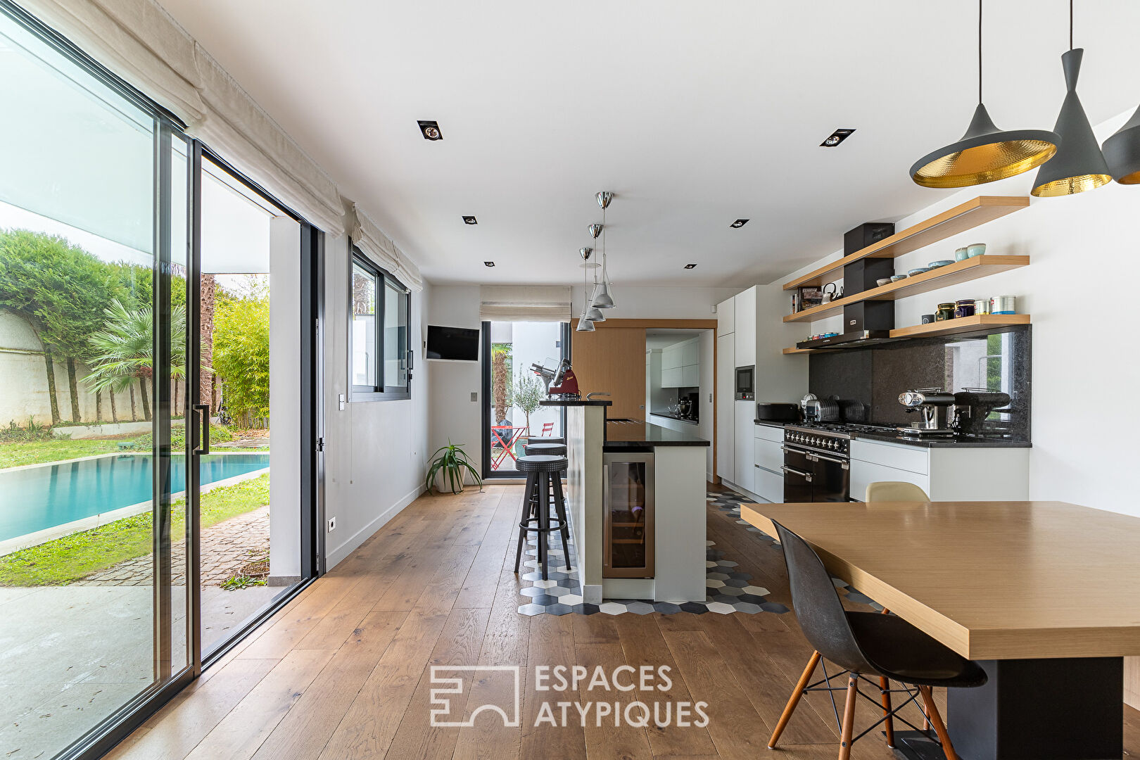 Contemporary with swimming pool in the heart of La Varenne