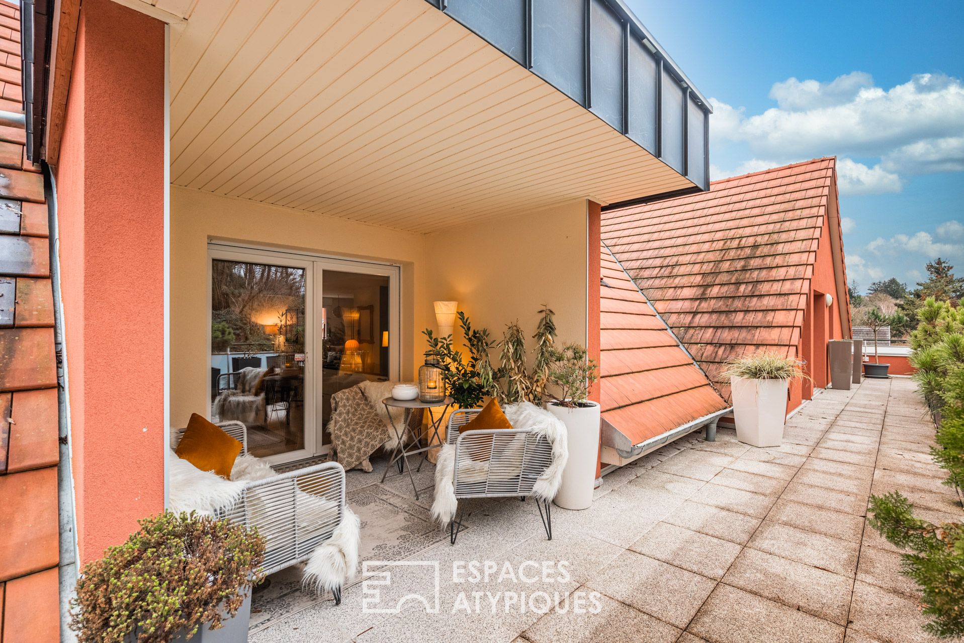 Attique comme une maison sur les toits