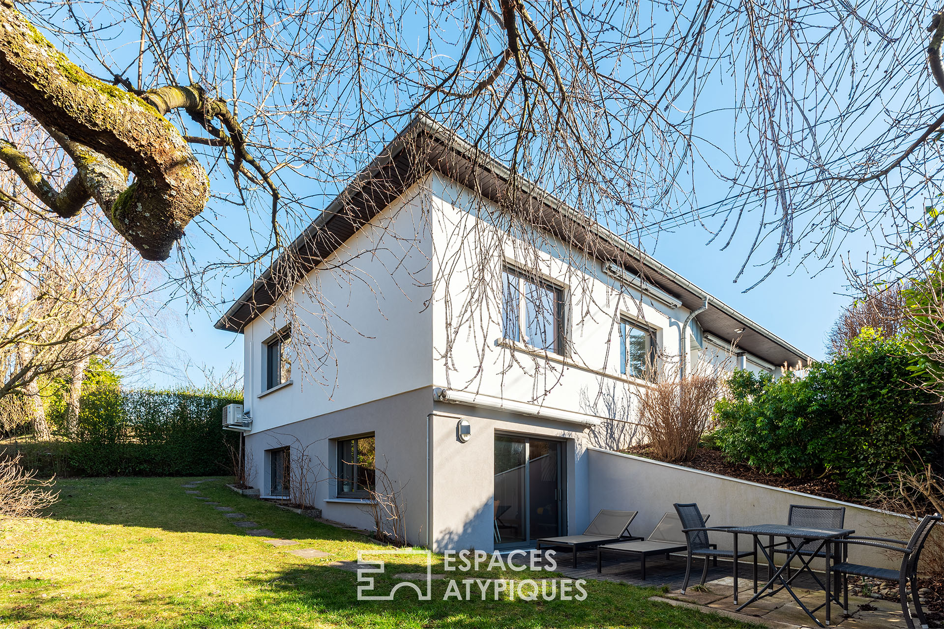 Renovated house from the 70’s and its garden with trees