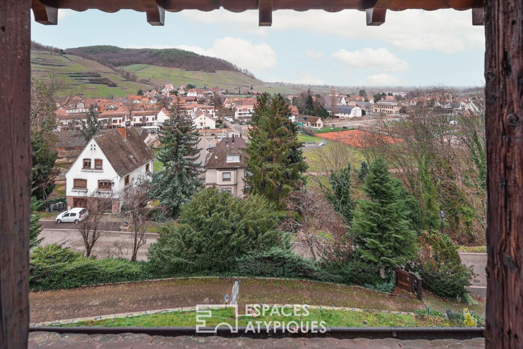 Family villa with swimming pool perched on the heights
