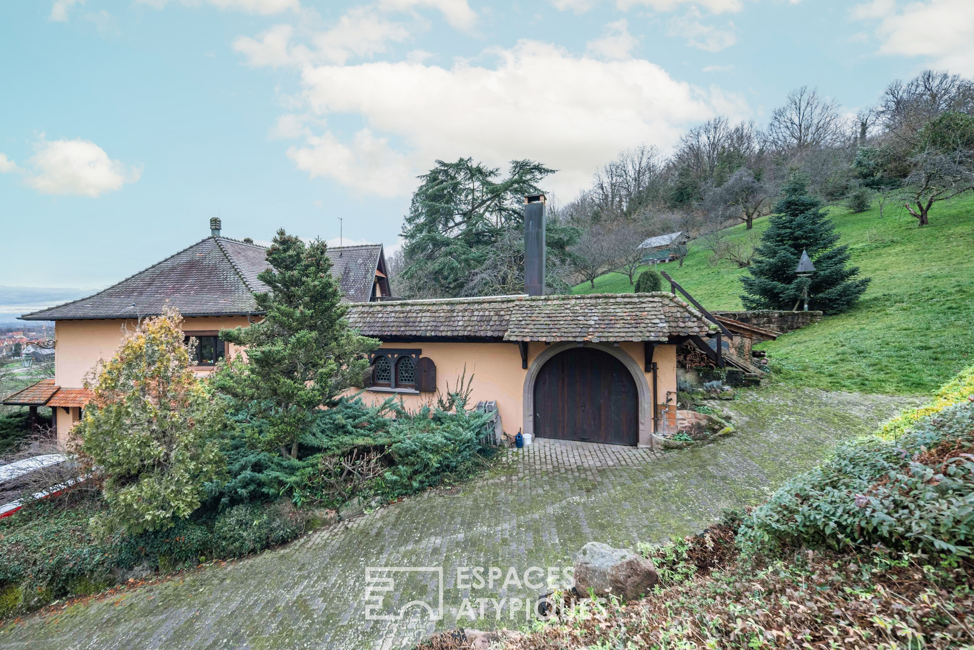 Family villa with swimming pool perched on the heights