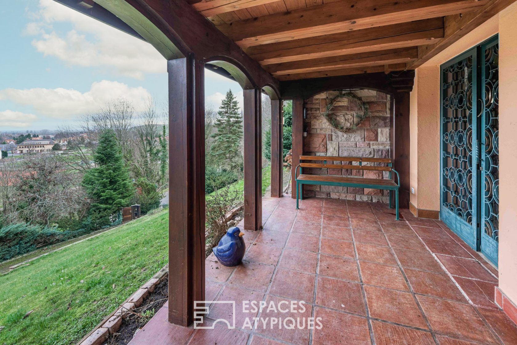 Villa familiale avec piscine perchée sur les hauteurs