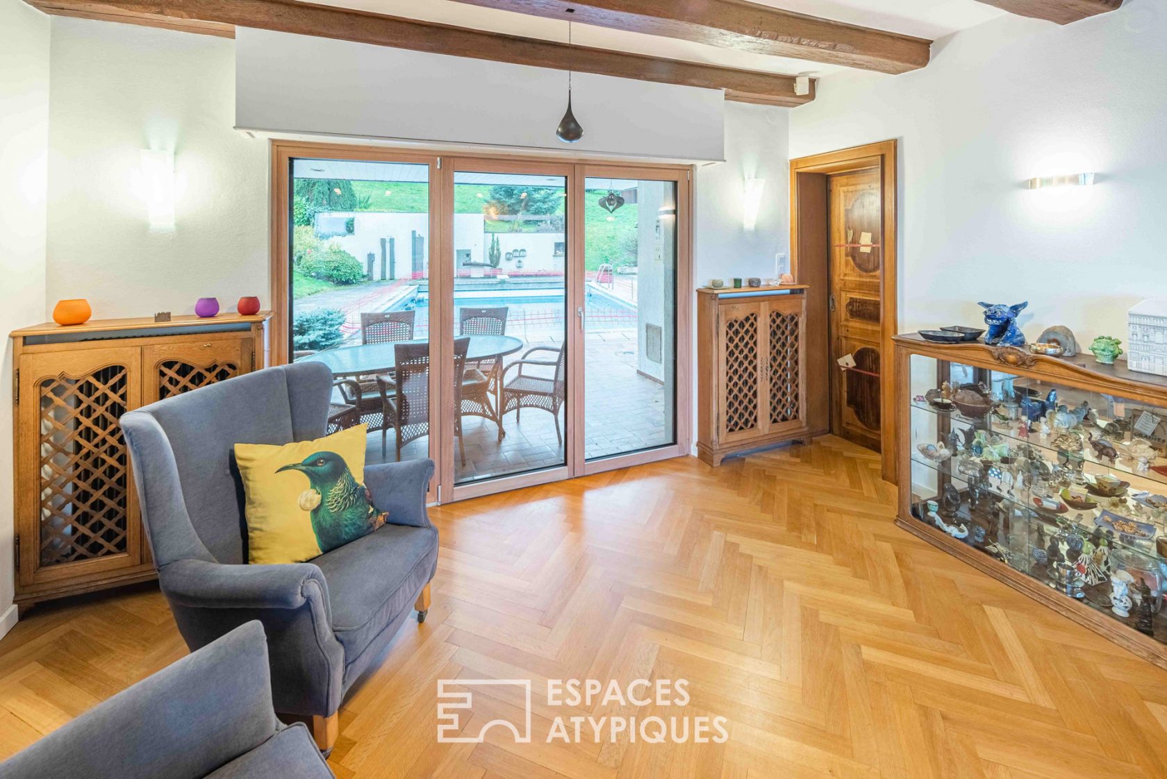 Family villa with swimming pool perched on the heights