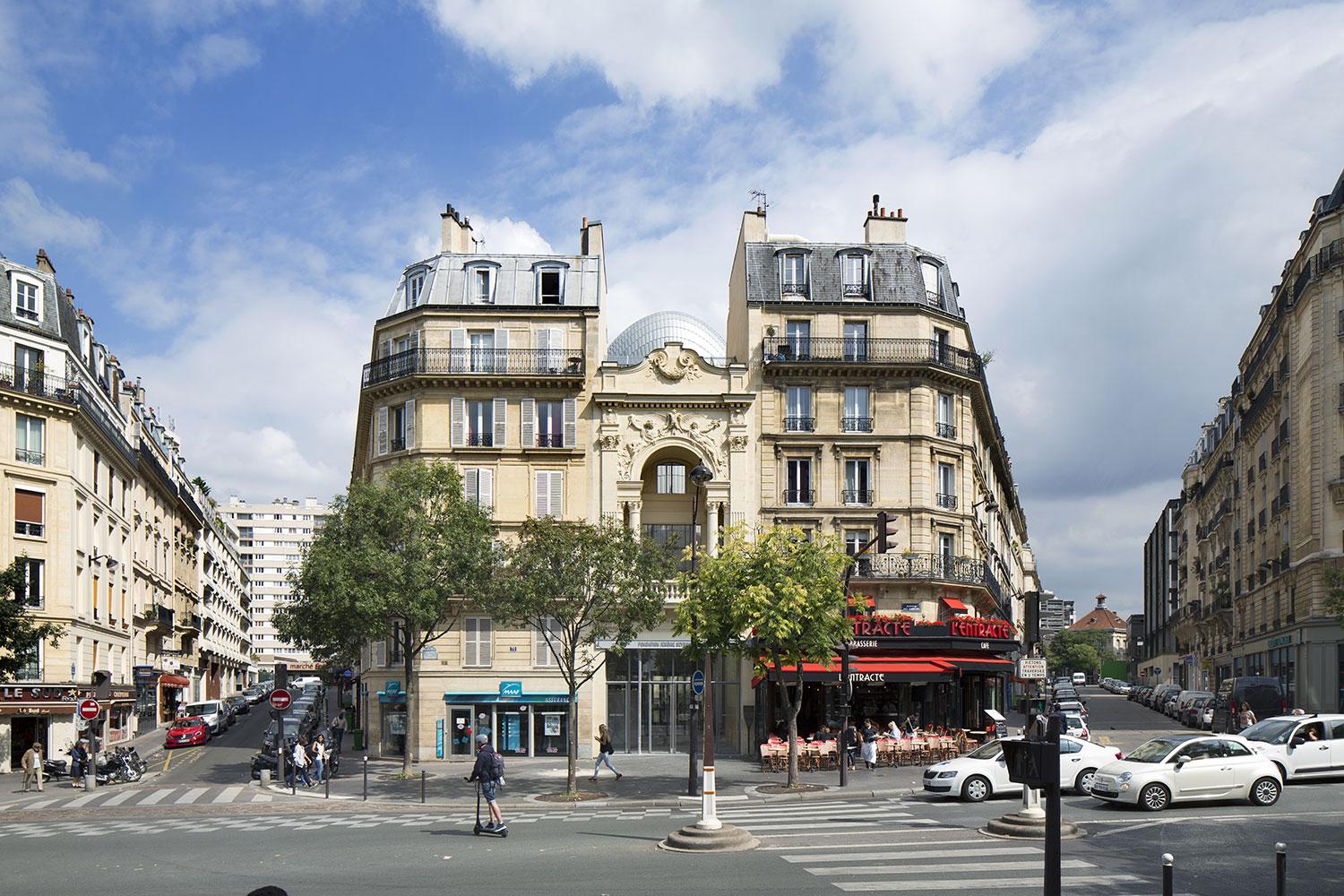 Vue de la façade de la Fondation Jérôme Seydoux-Pathé depuis la rue. La modernisation du monument historique est signée Renzo Piano.