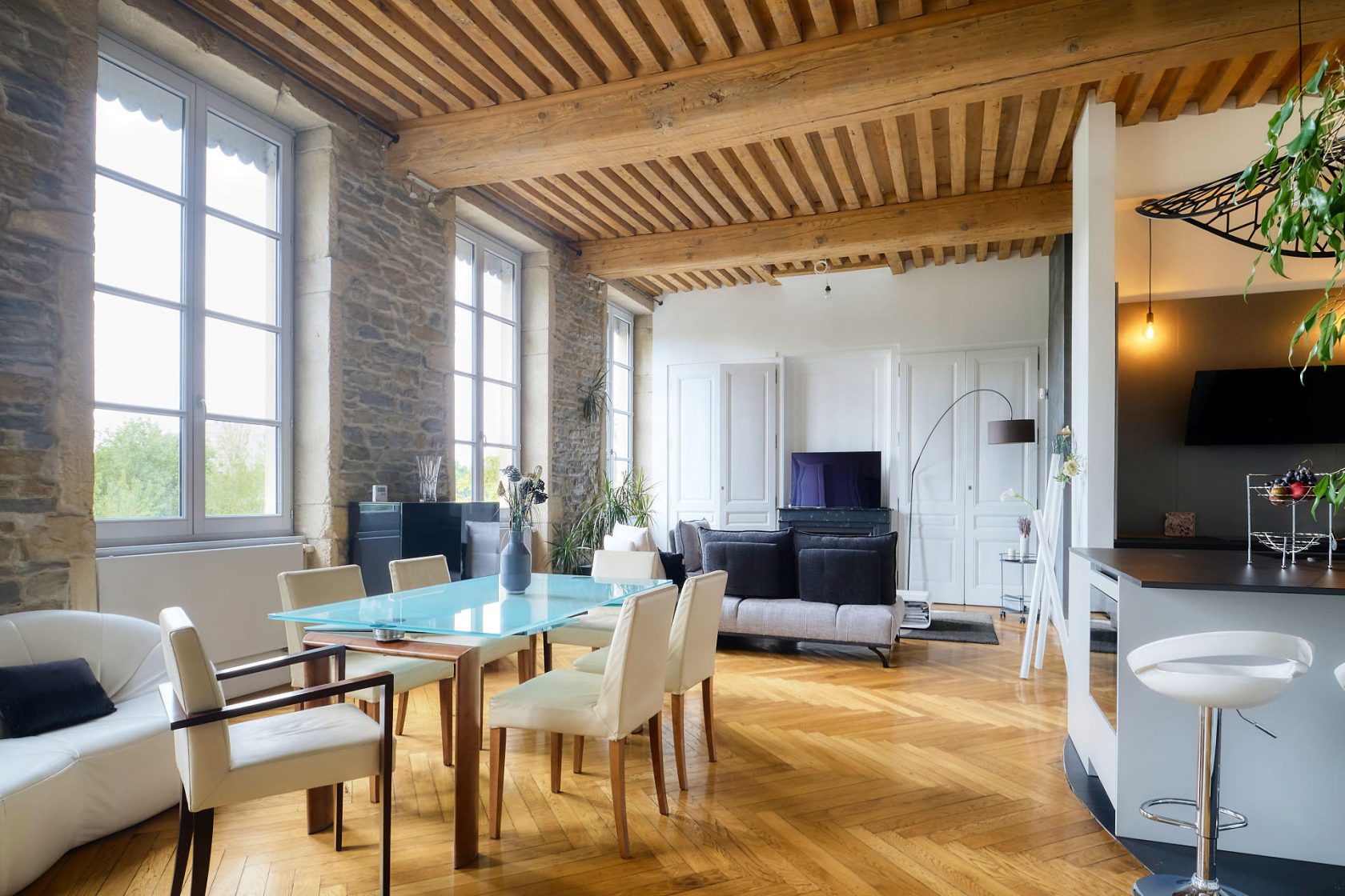 Old apartment with lift and view of the Rhône