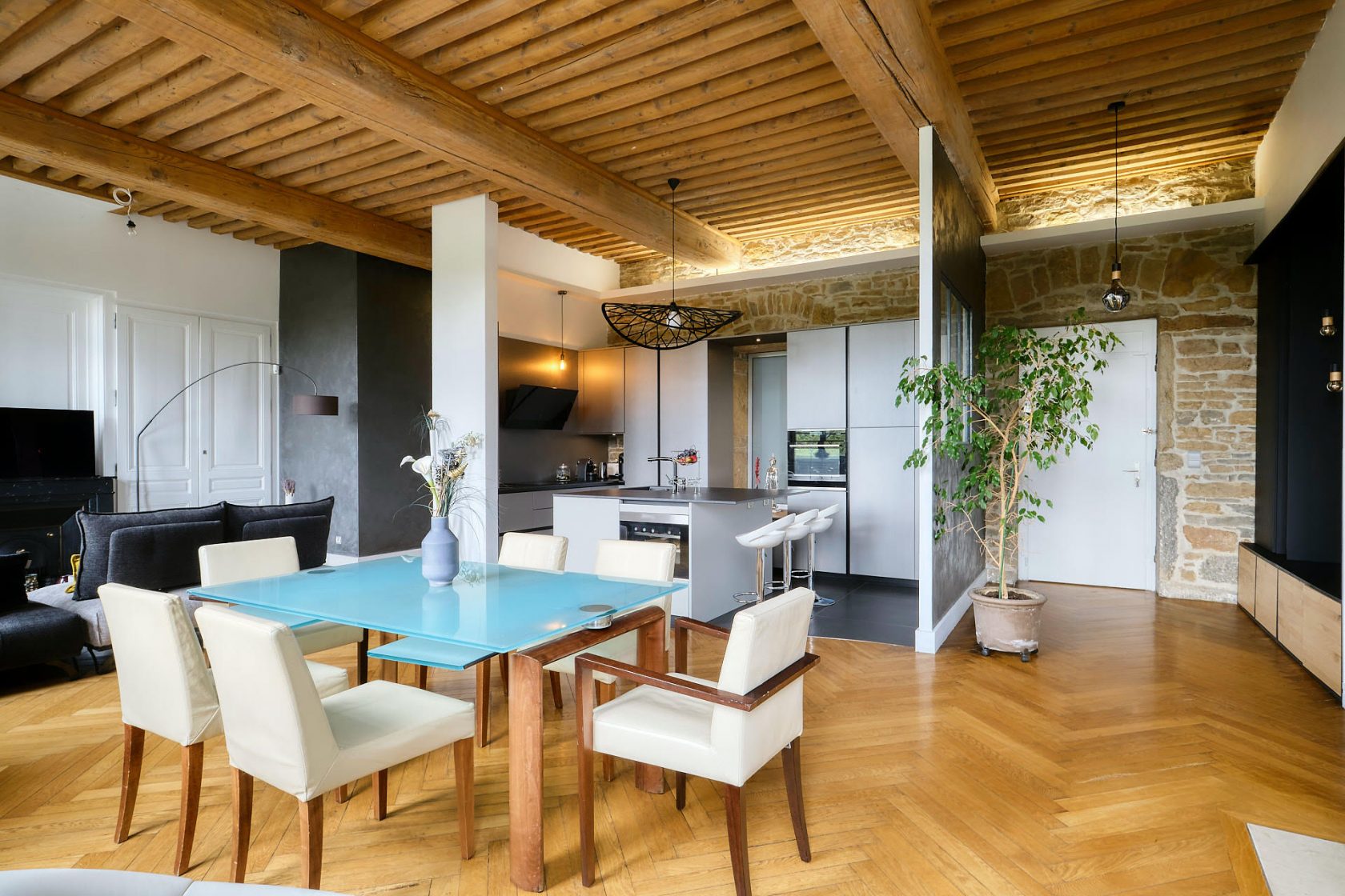 Old apartment with lift and view of the Rhône