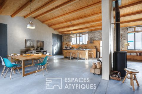 Loft réhabilité dans une ancienne menuiserie à 1km de la plage