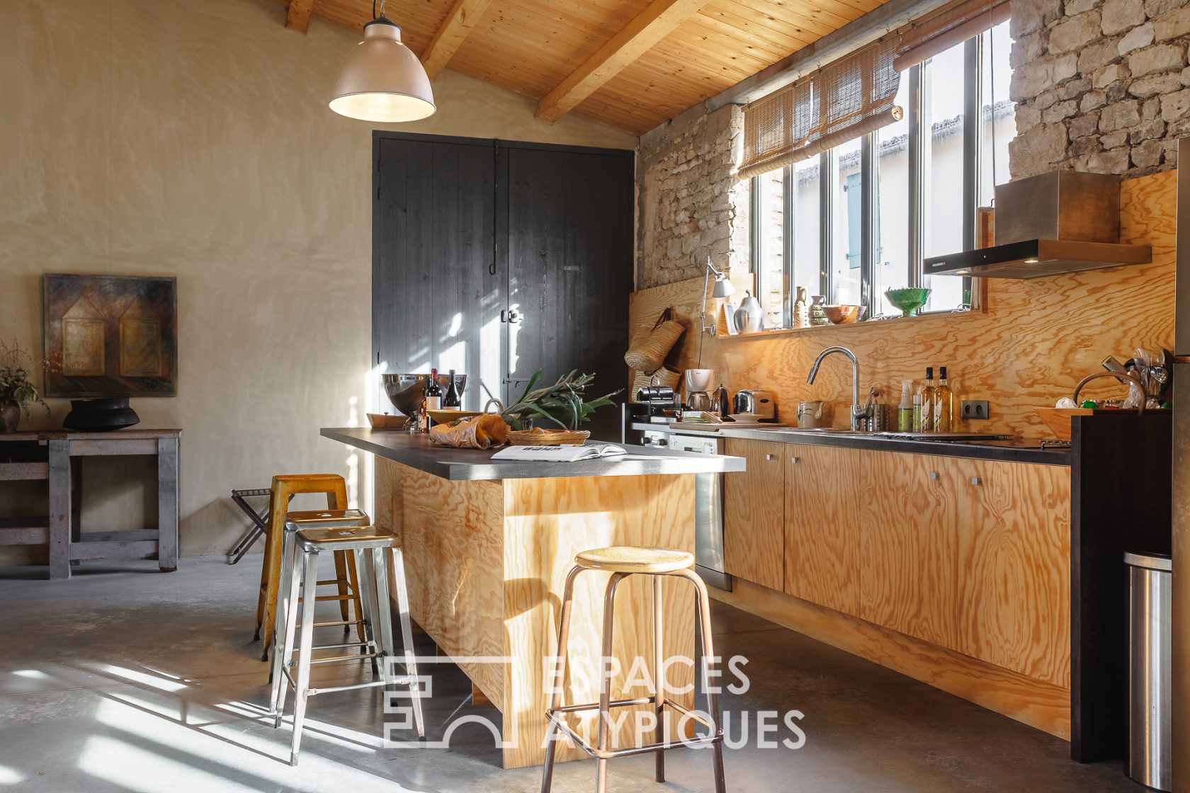 Loft réhabilité dans une ancienne menuiserie à 1km de la plage