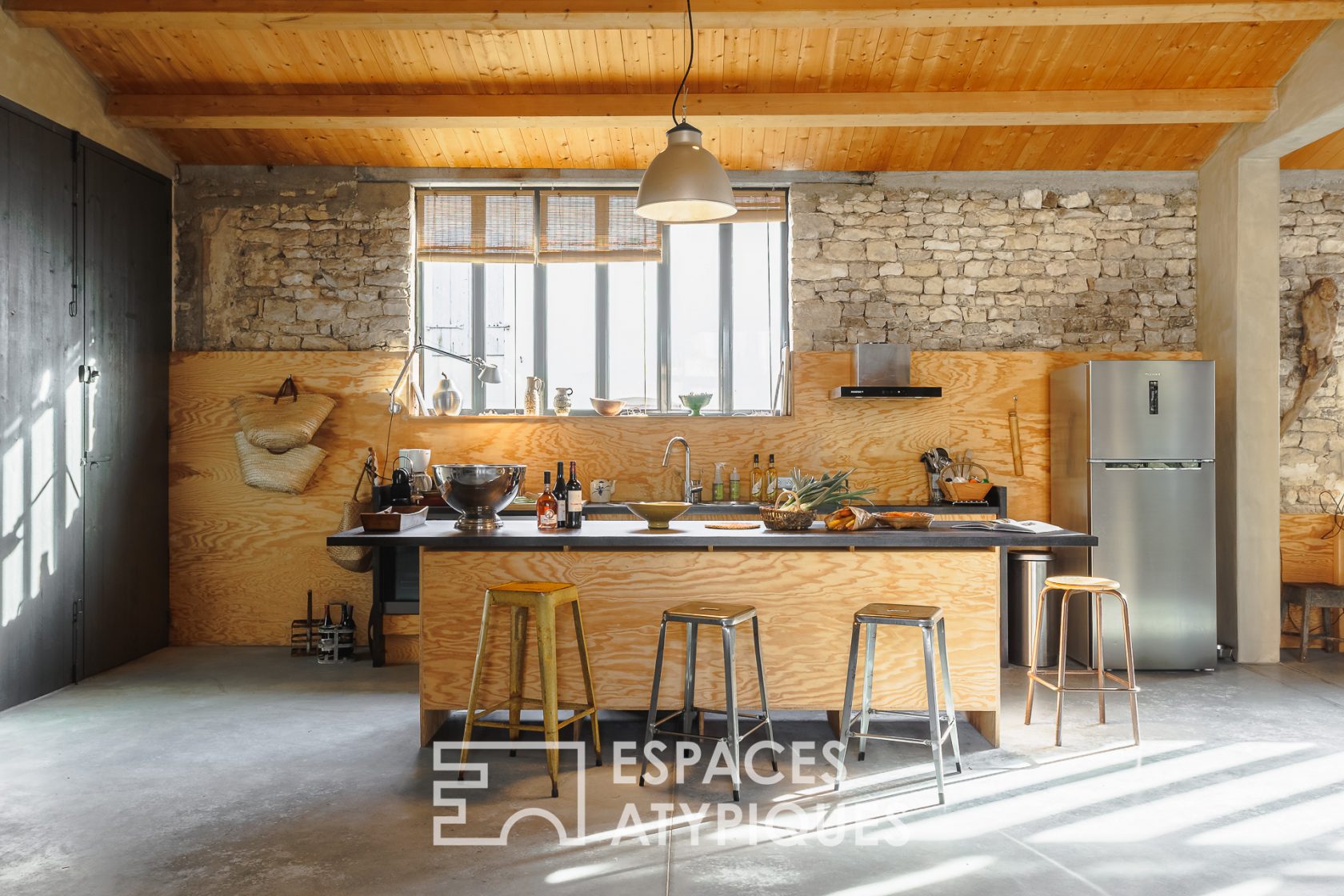 Loft réhabilité dans une ancienne menuiserie à 1km de la plage