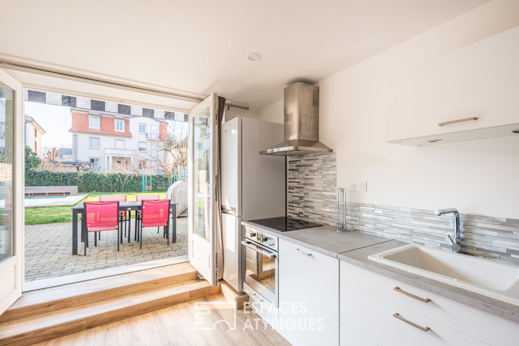 Appartement bourgeois et son jardin avec piscine