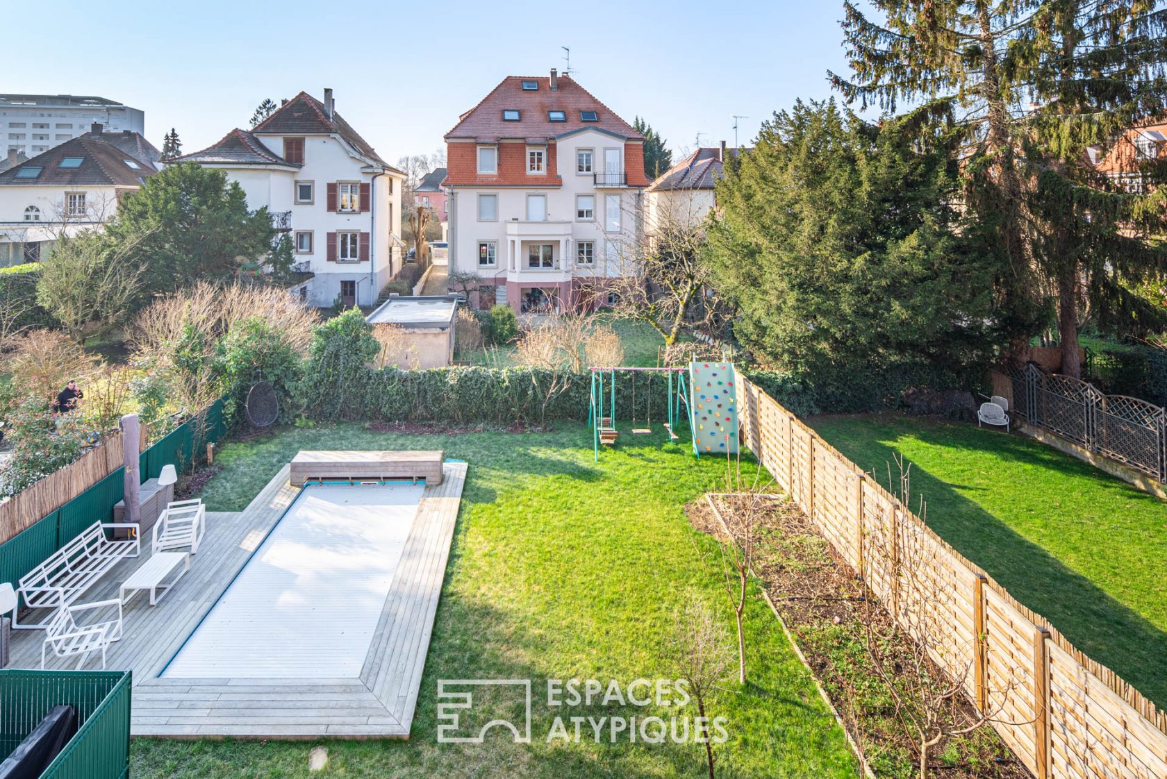 Bourgeois flat and its garden with swimming pool