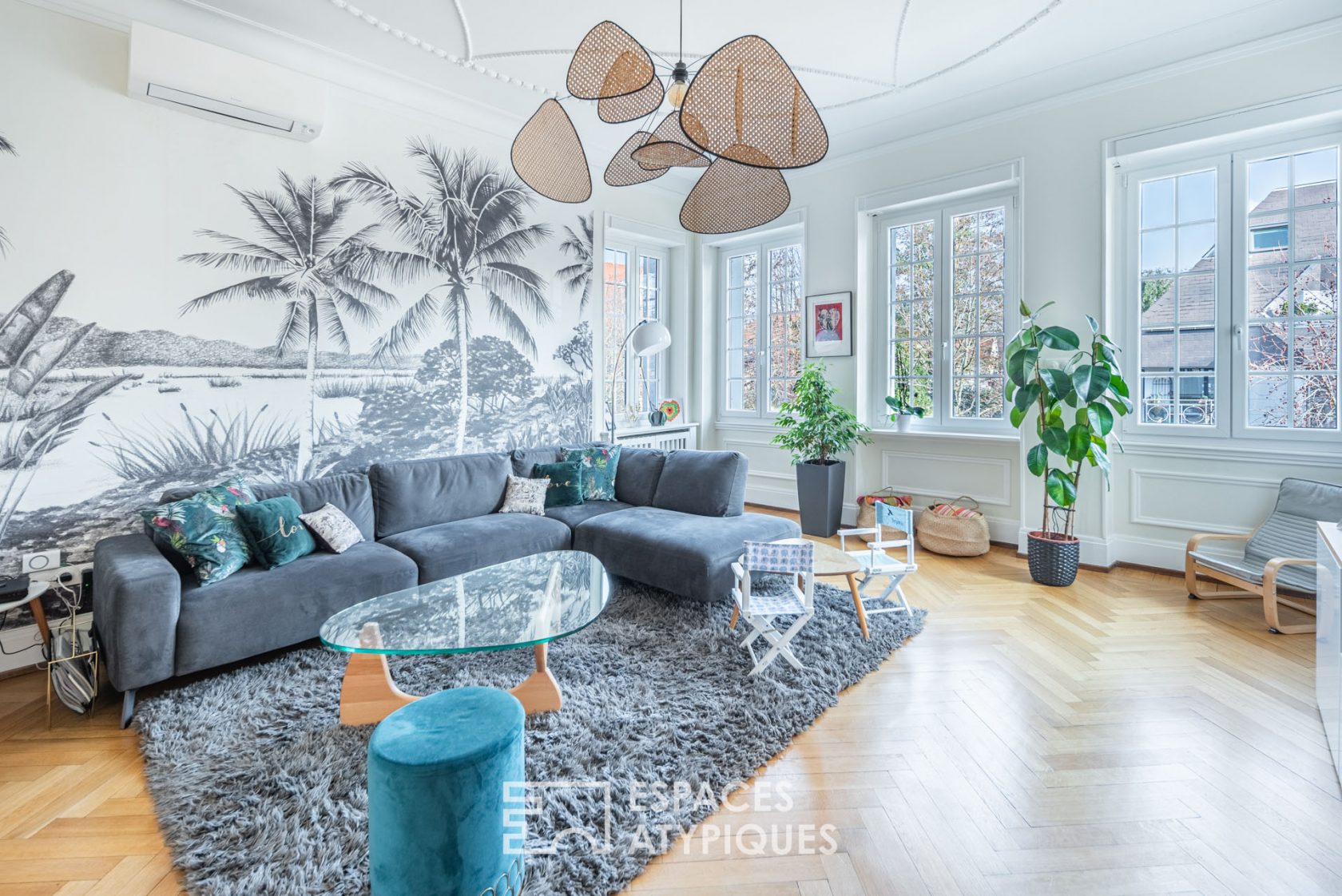 Appartement bourgeois et son jardin avec piscine