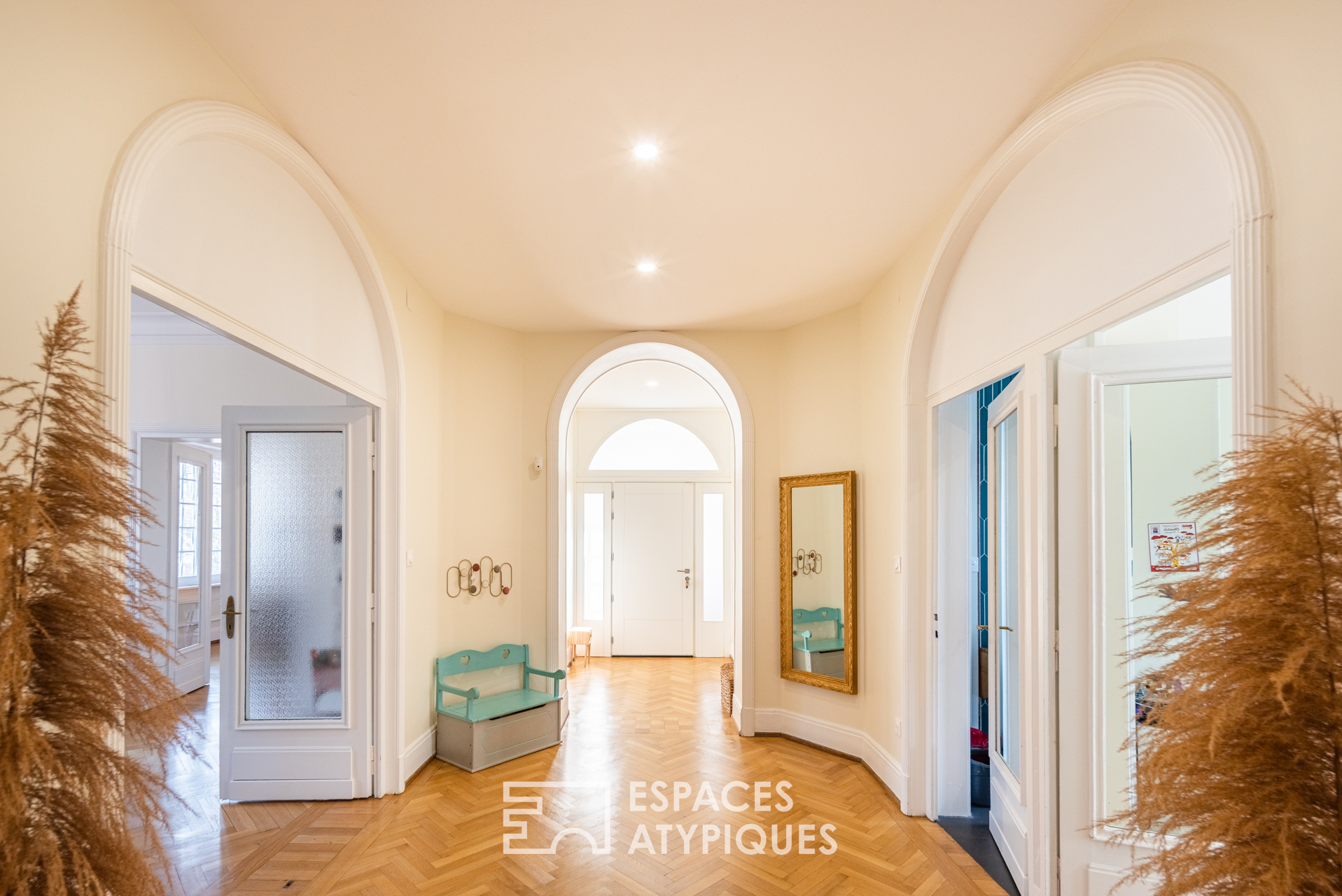 Appartement bourgeois et son jardin avec piscine