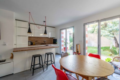 Esprit maison dans un écrin de verdure avec terrasses