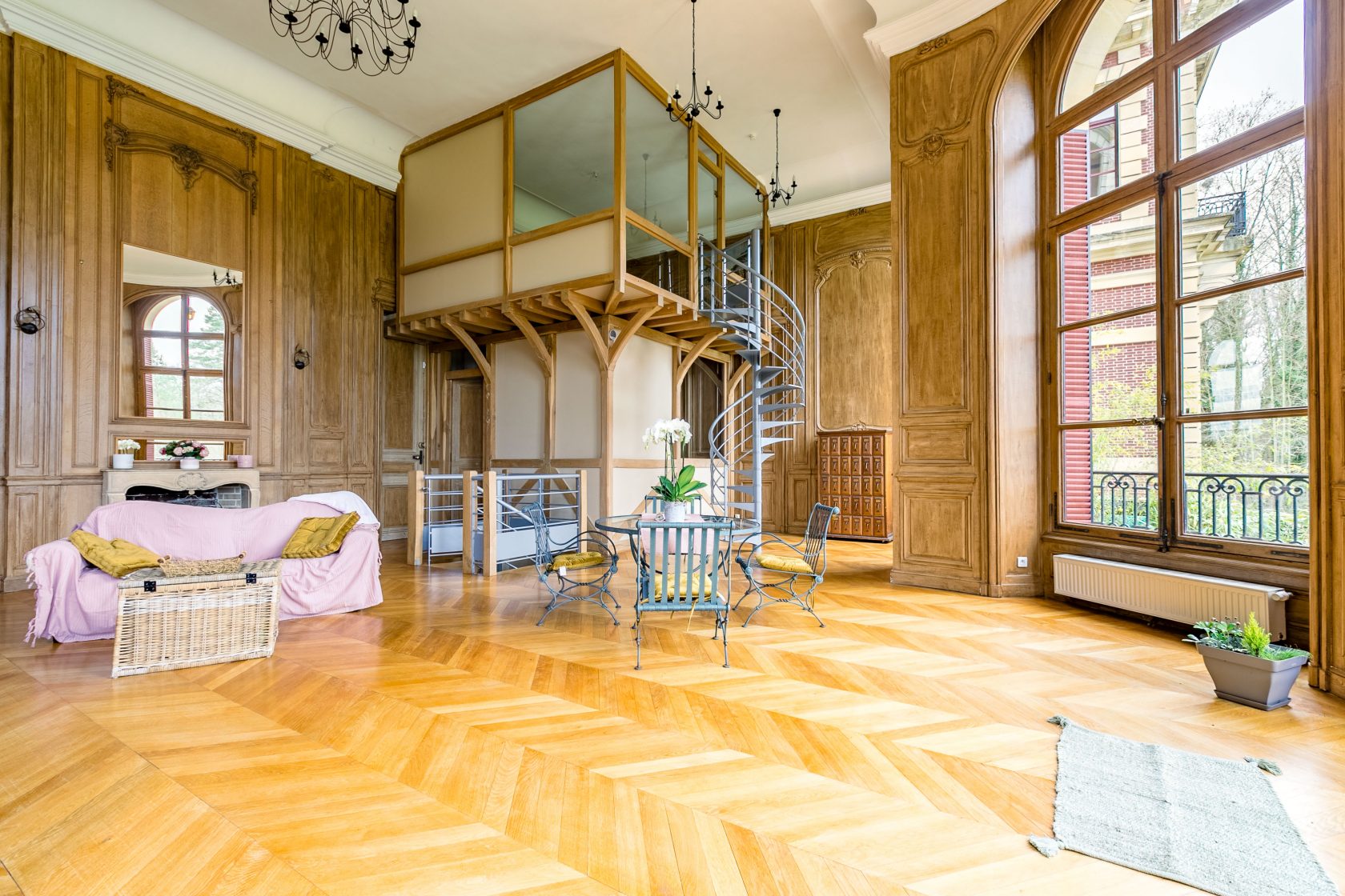 Bercé par l’Histoire – Magnifique appartement contemporain aménagé au coeur du Château de Villette et son parc
