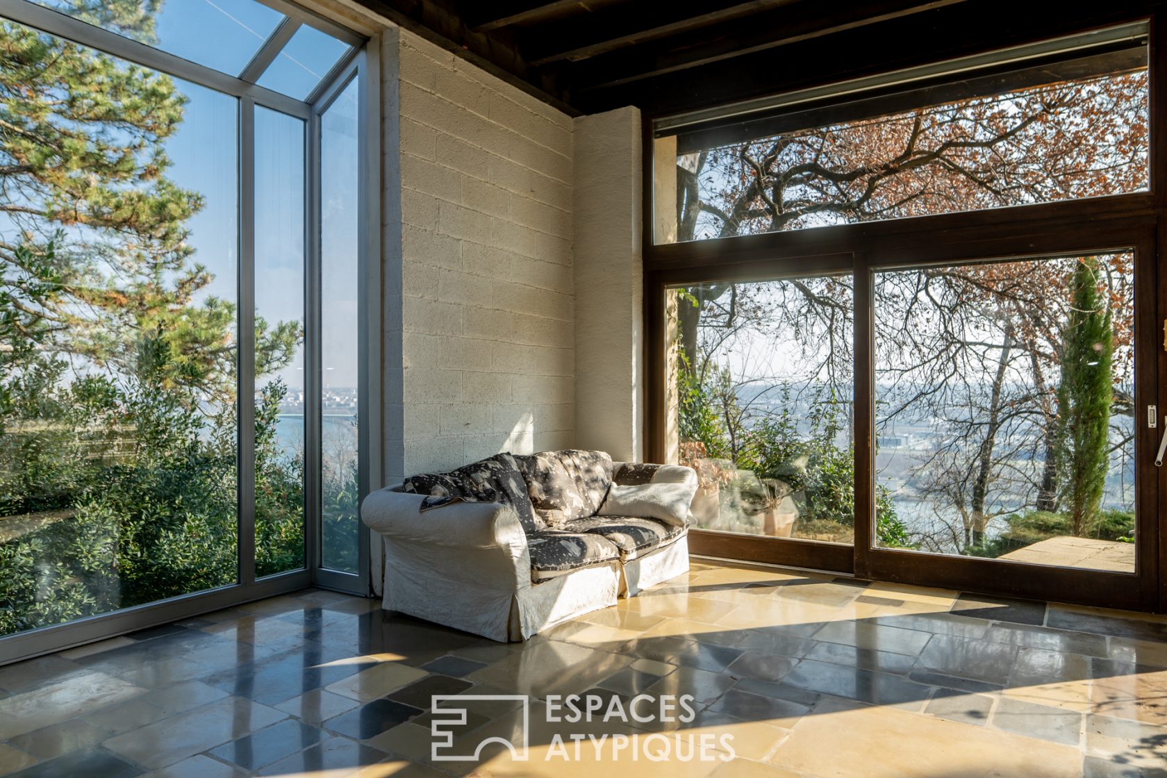 Maison d’architecte avec vue et piscine