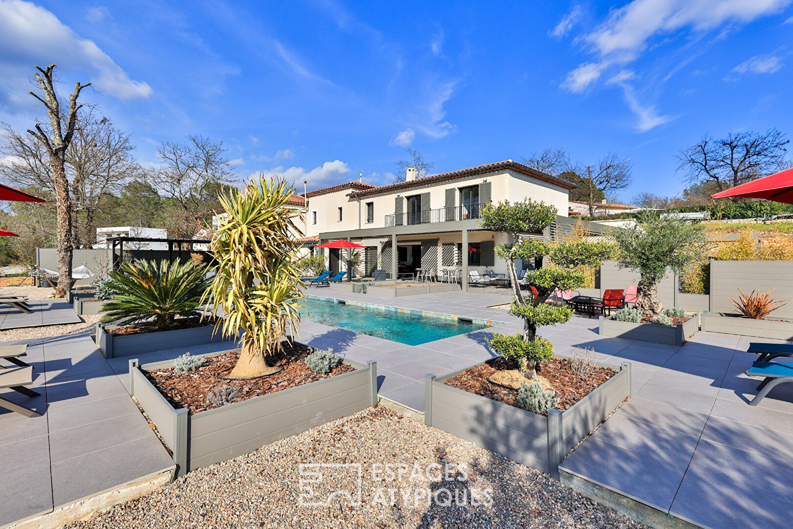 Villa contemporaine avec vue dégagée