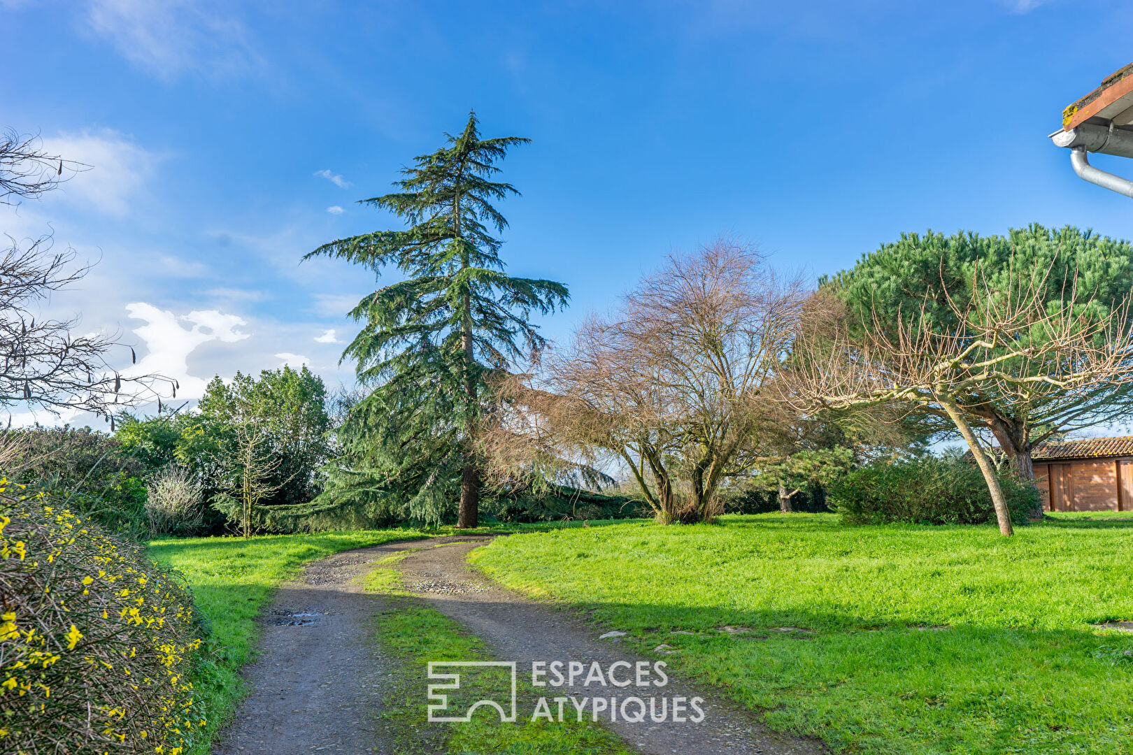 Charmante longère et ses annexes sur jardin arboré Proche de Nantes