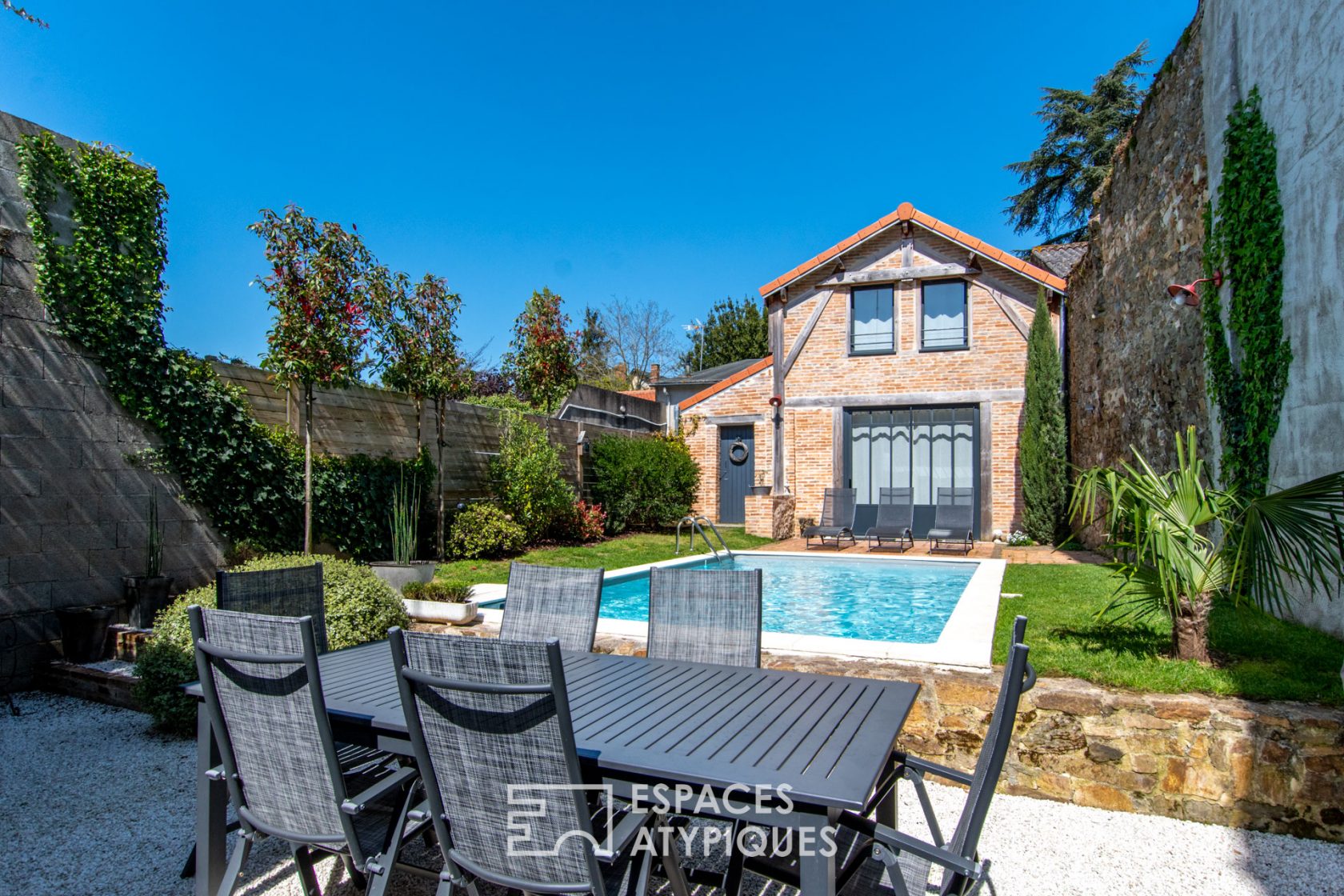 Charmante maison en hyper centre avec piscine et dépendance