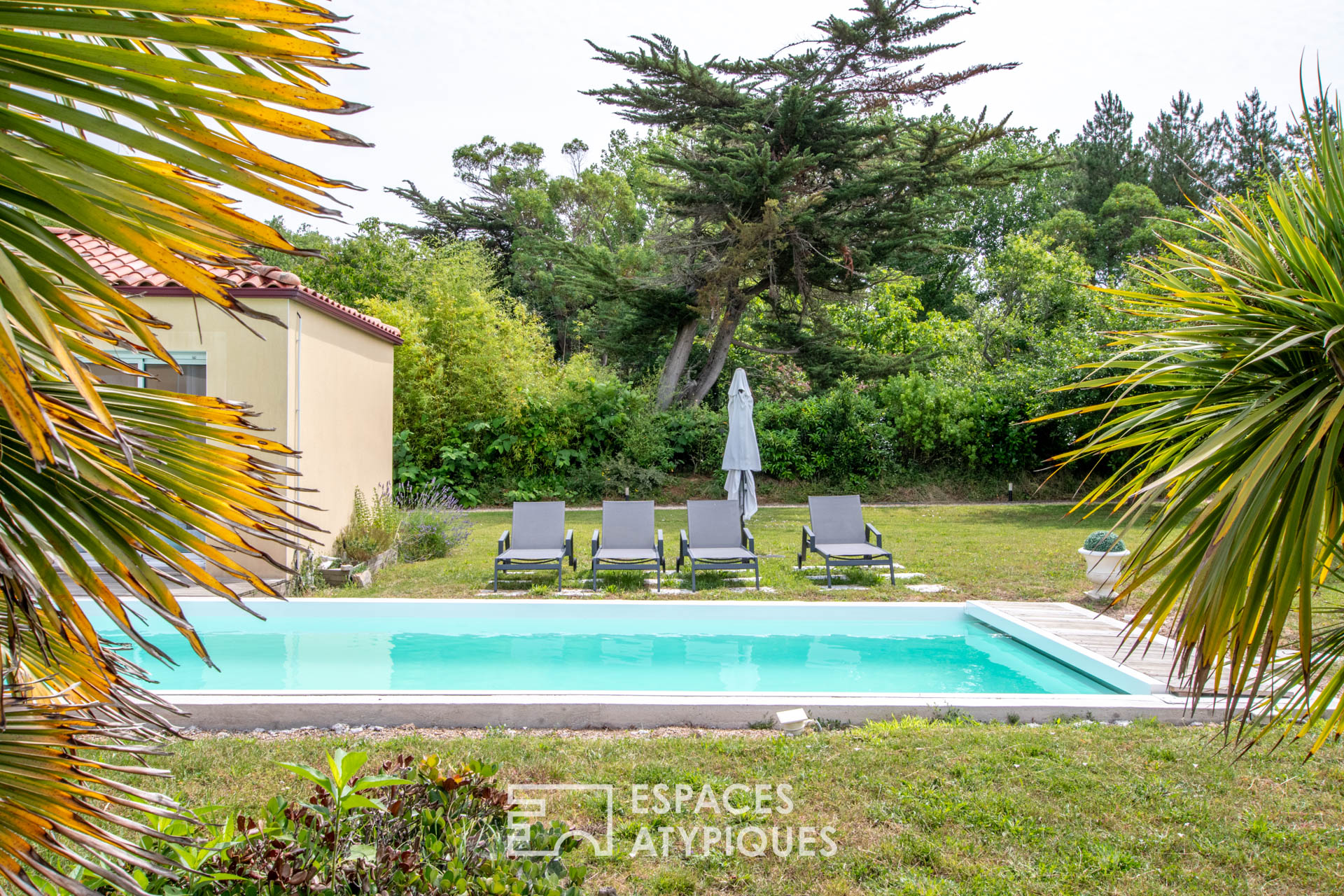 Single storey property between land and sea with pool
