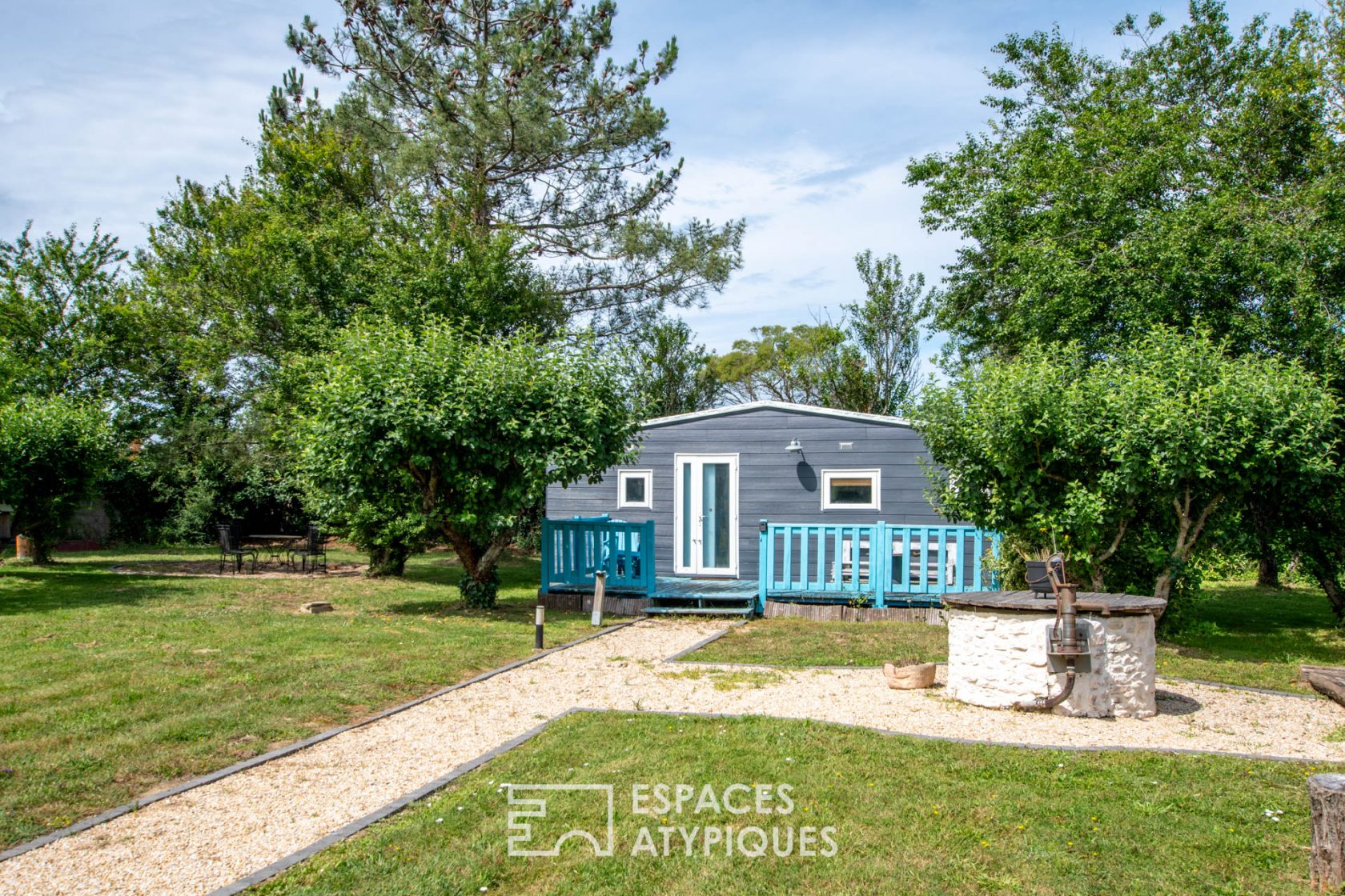 Single storey property between land and sea with pool