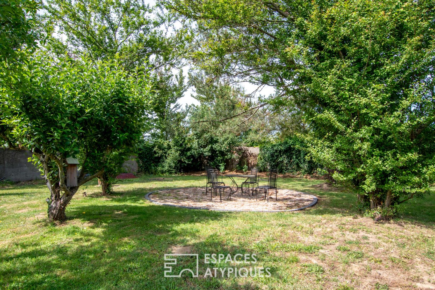 Single storey property between land and sea with pool