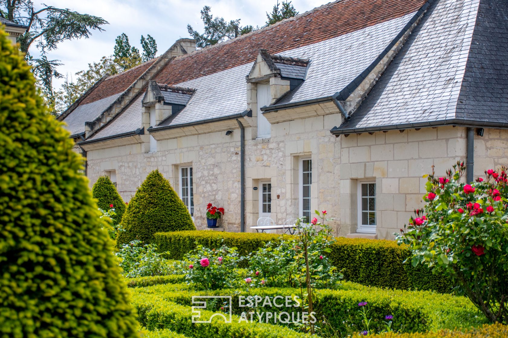 Manoir du XVème siècle en coeur de bourg avec dépendances