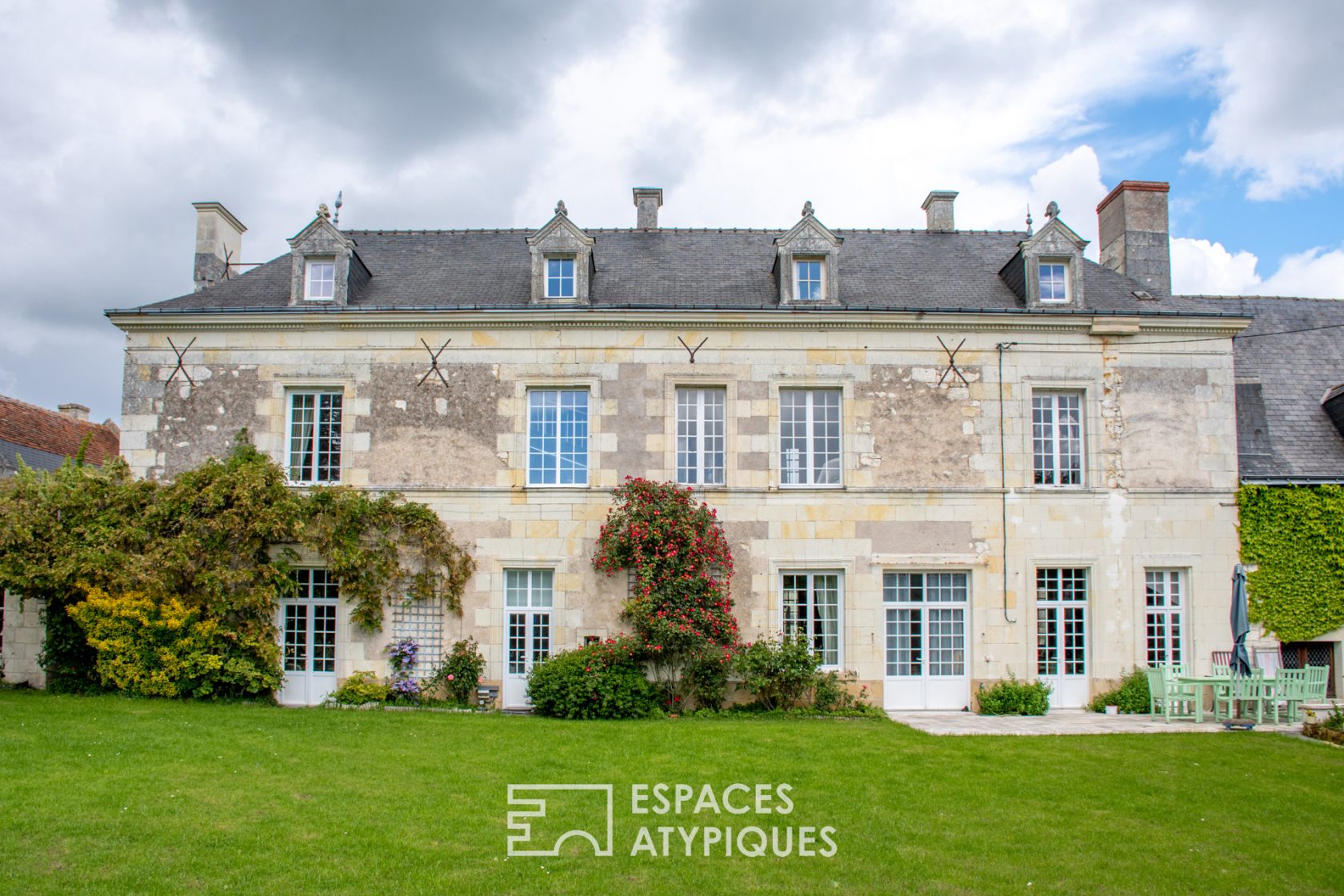 Manoir du XVème siècle en coeur de bourg avec dépendances