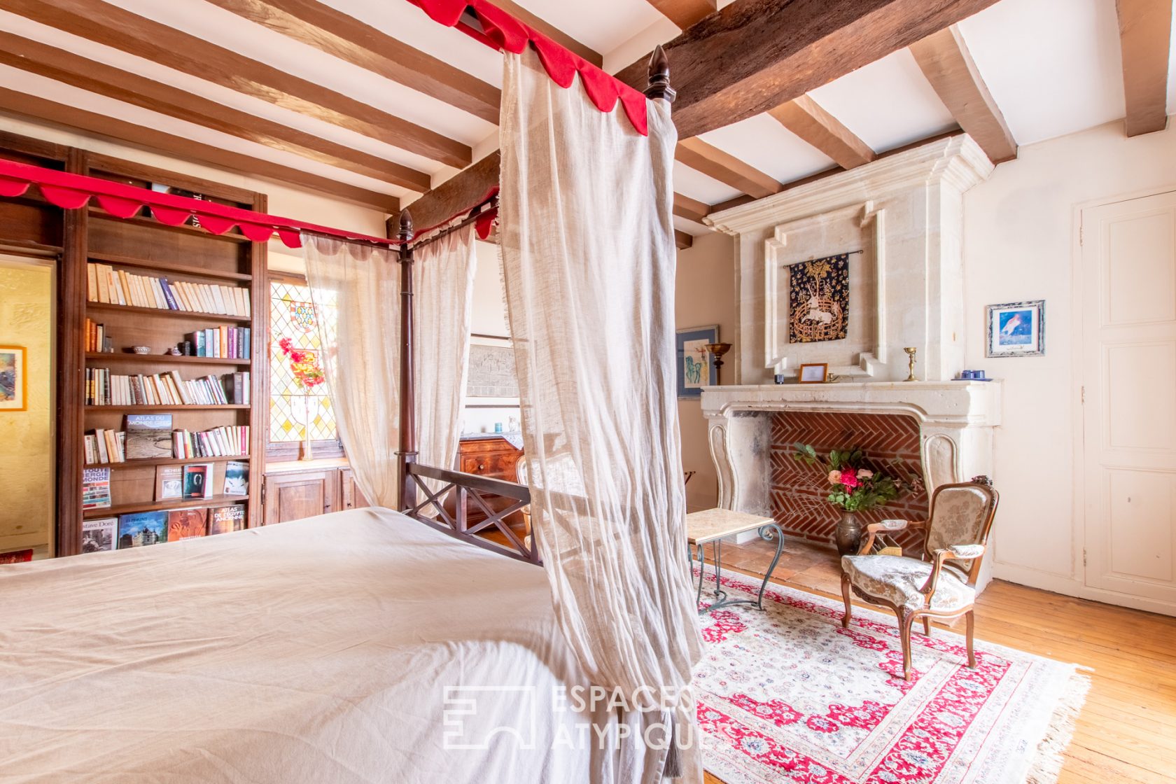 Manoir du XVème siècle en coeur de bourg avec dépendances