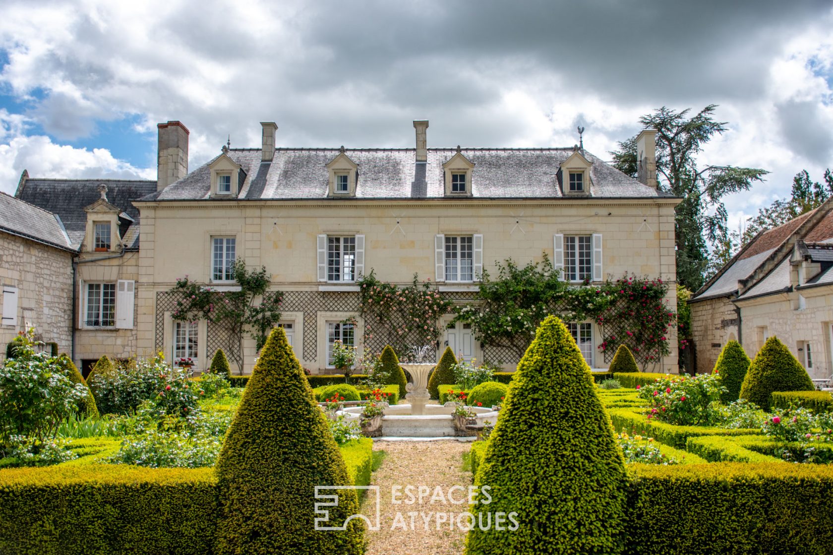 Manoir du XVème siècle en coeur de bourg avec dépendances