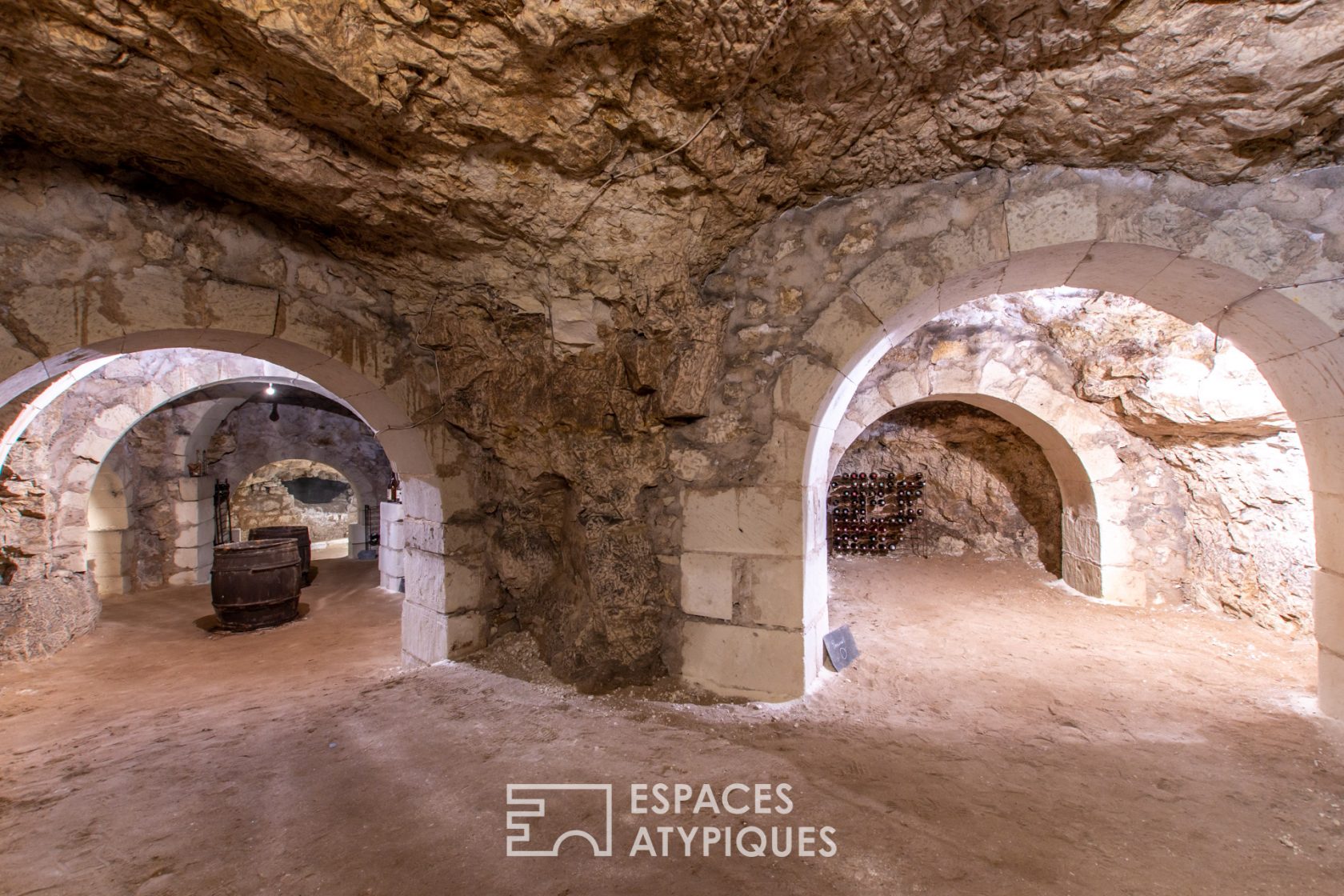 Manoir du XVème siècle en coeur de bourg avec dépendances