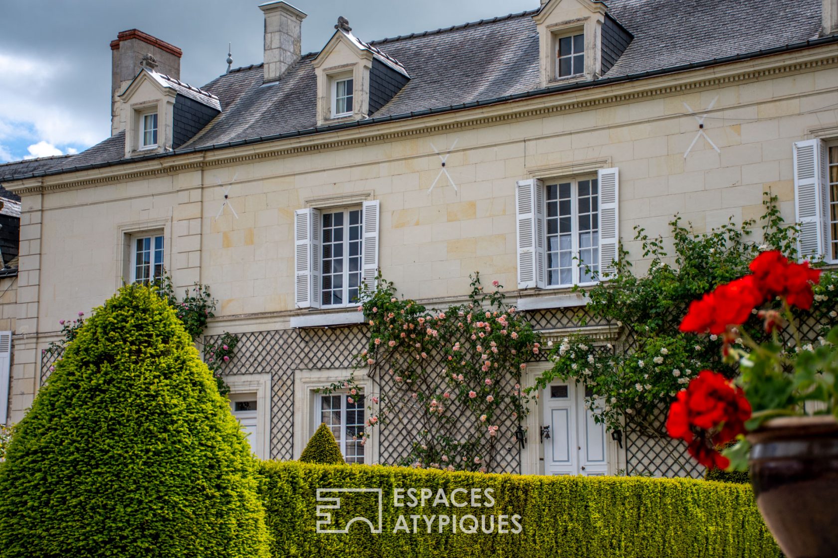Manoir du XVème siècle en coeur de bourg avec dépendances