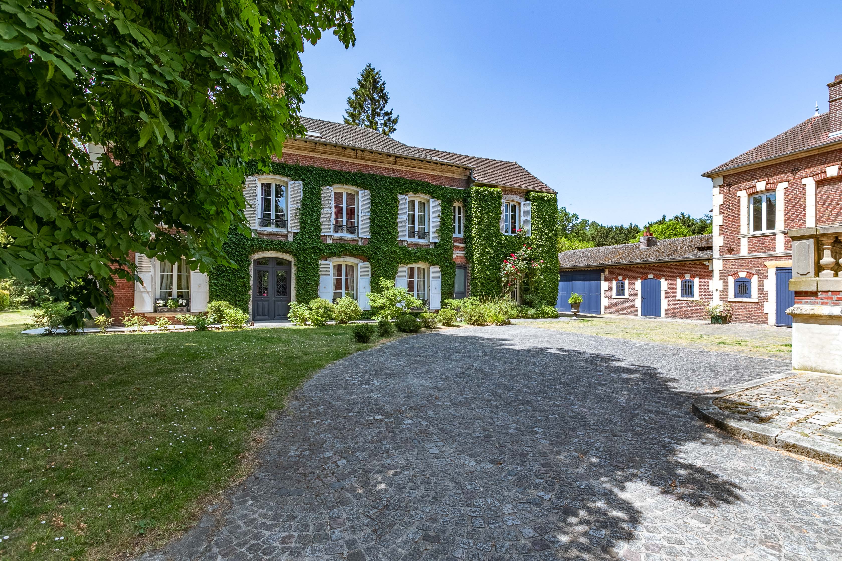 Unique – Maison de maître avec annexes aménagées parc, bois et carrière