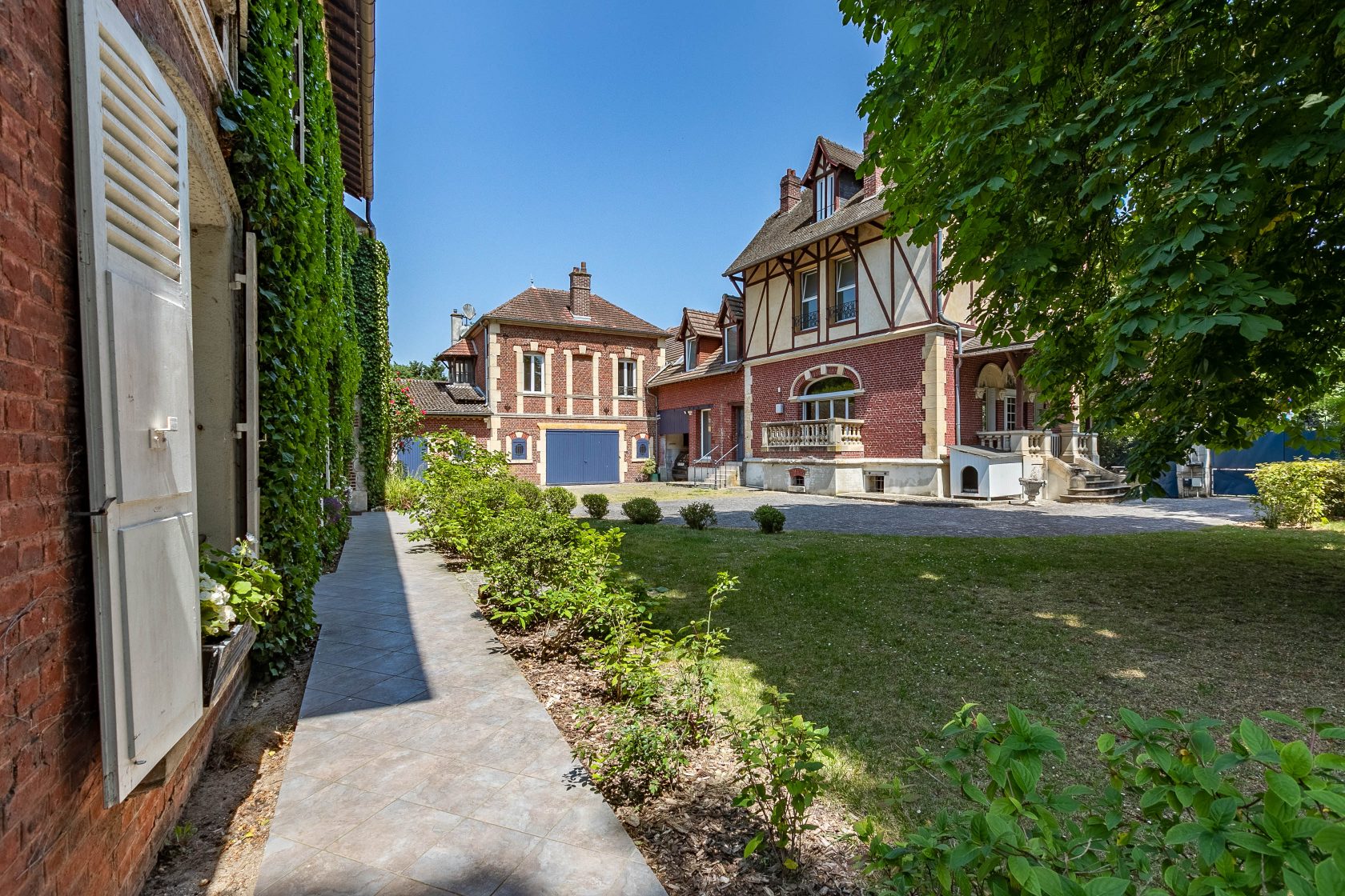 Unique – Maison de maître avec annexes aménagées parc, bois et carrière