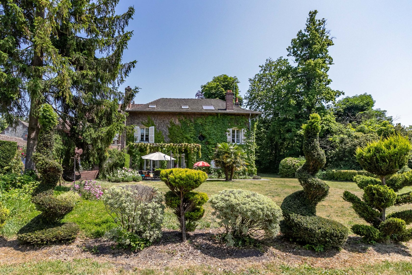 Unique – Maison de maître avec annexes aménagées parc, bois et carrière