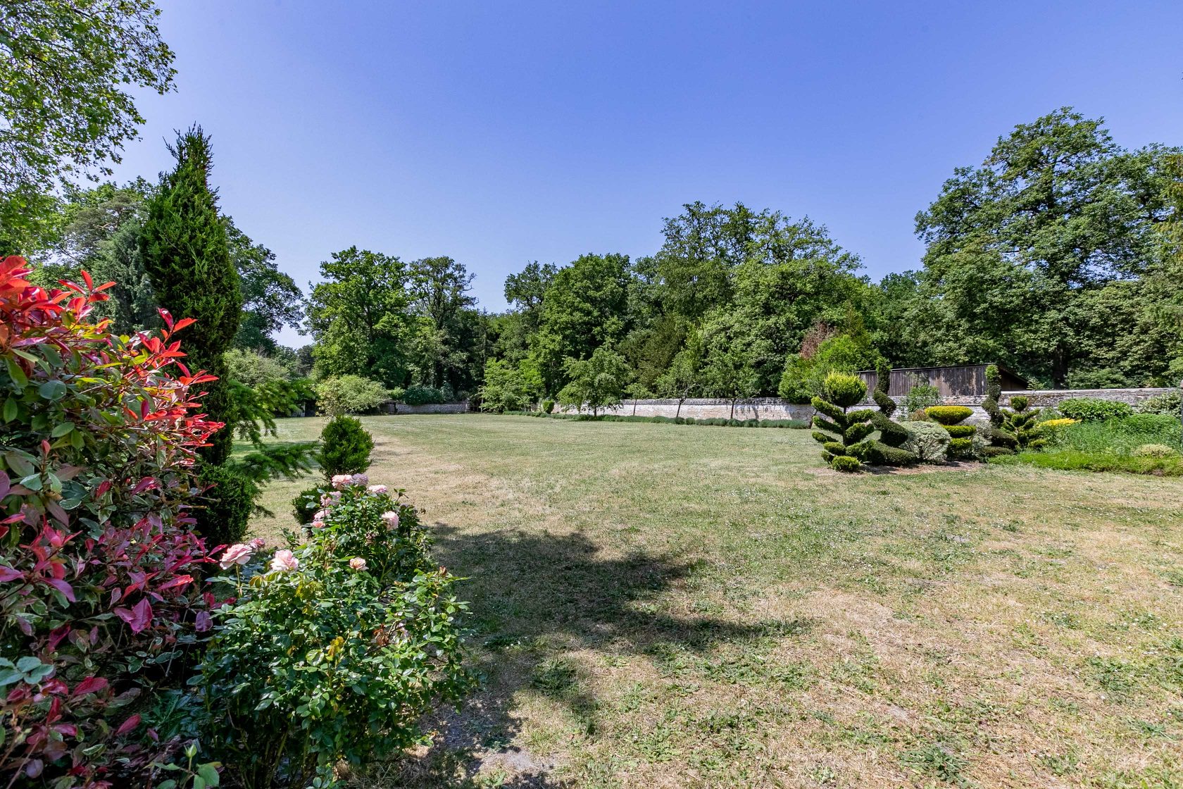 Unique – Maison de maître avec annexes aménagées parc, bois et carrière