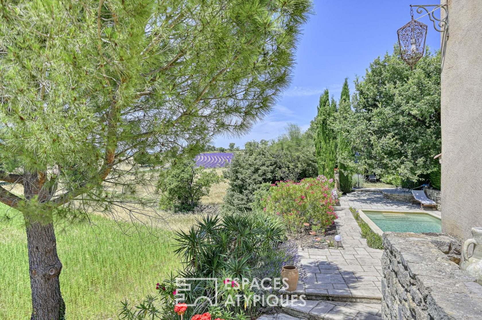 A cottage in Provence with an incredible view of the Luberon