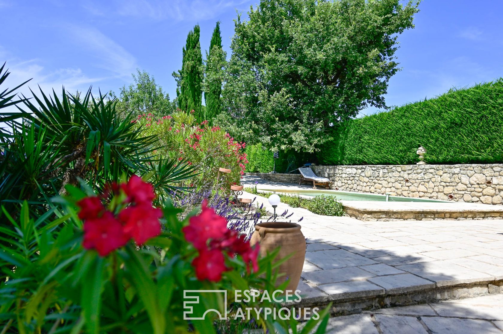 A cottage in Provence with an incredible view of the Luberon