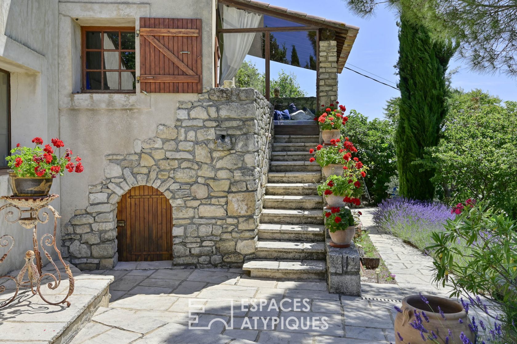 A cottage in Provence with an incredible view of the Luberon